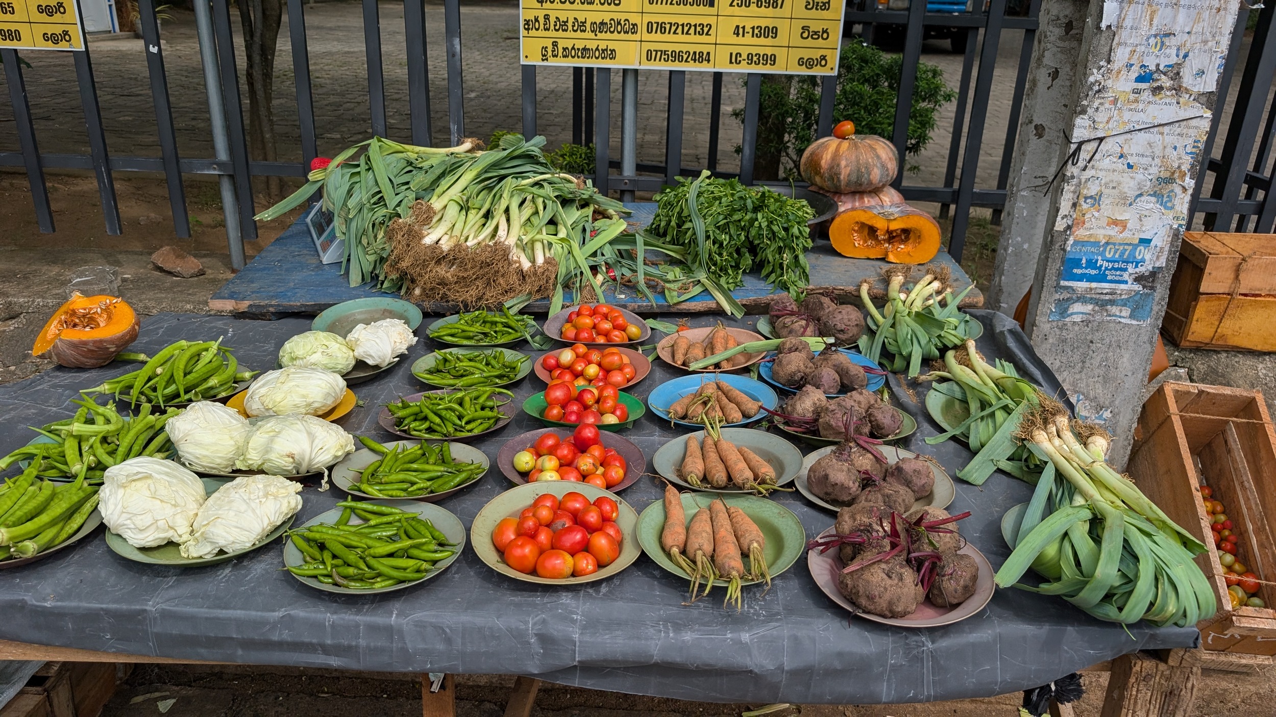 Bauern verkaufen auf dem Markt ihre Ergeugnisse
