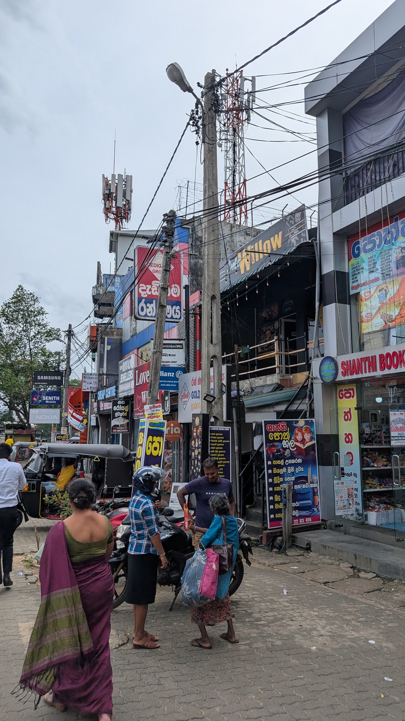 Geschäftstrasse in Dambulle