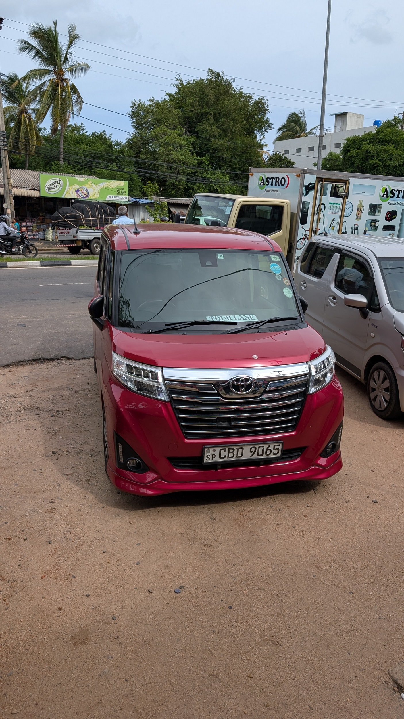 Unser Toyota Roomy mit dem Saman uns duchs Land fährt