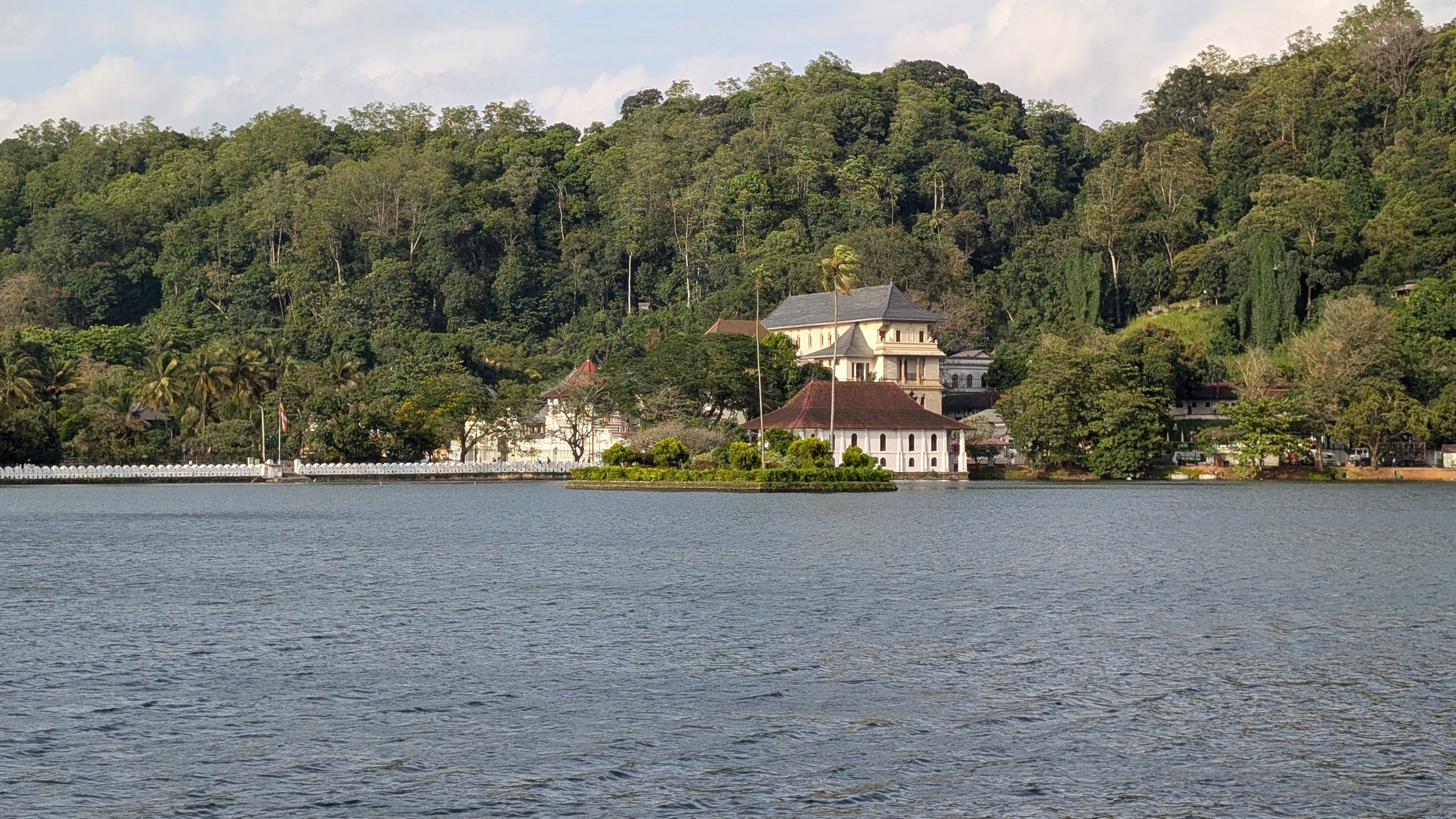 Blick auf den Zahntempel von der anderen Seeseite