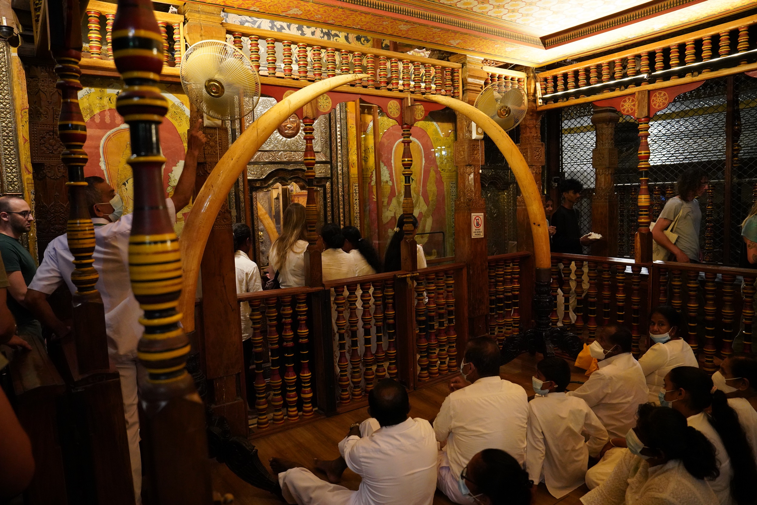 In der ersten Etage dort kann man auf den Schrein mit der Zahnreliquie schauen