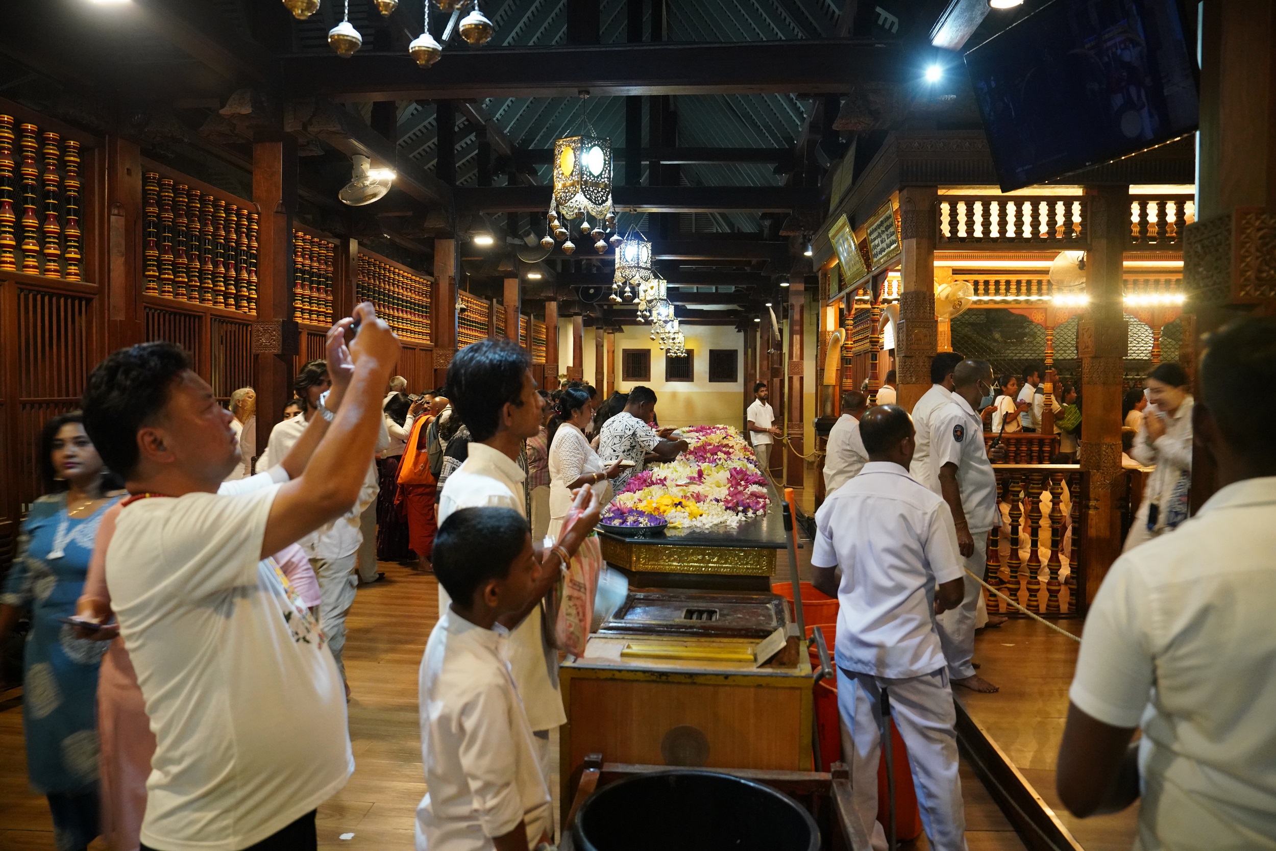 Da landen die Blumenopfer