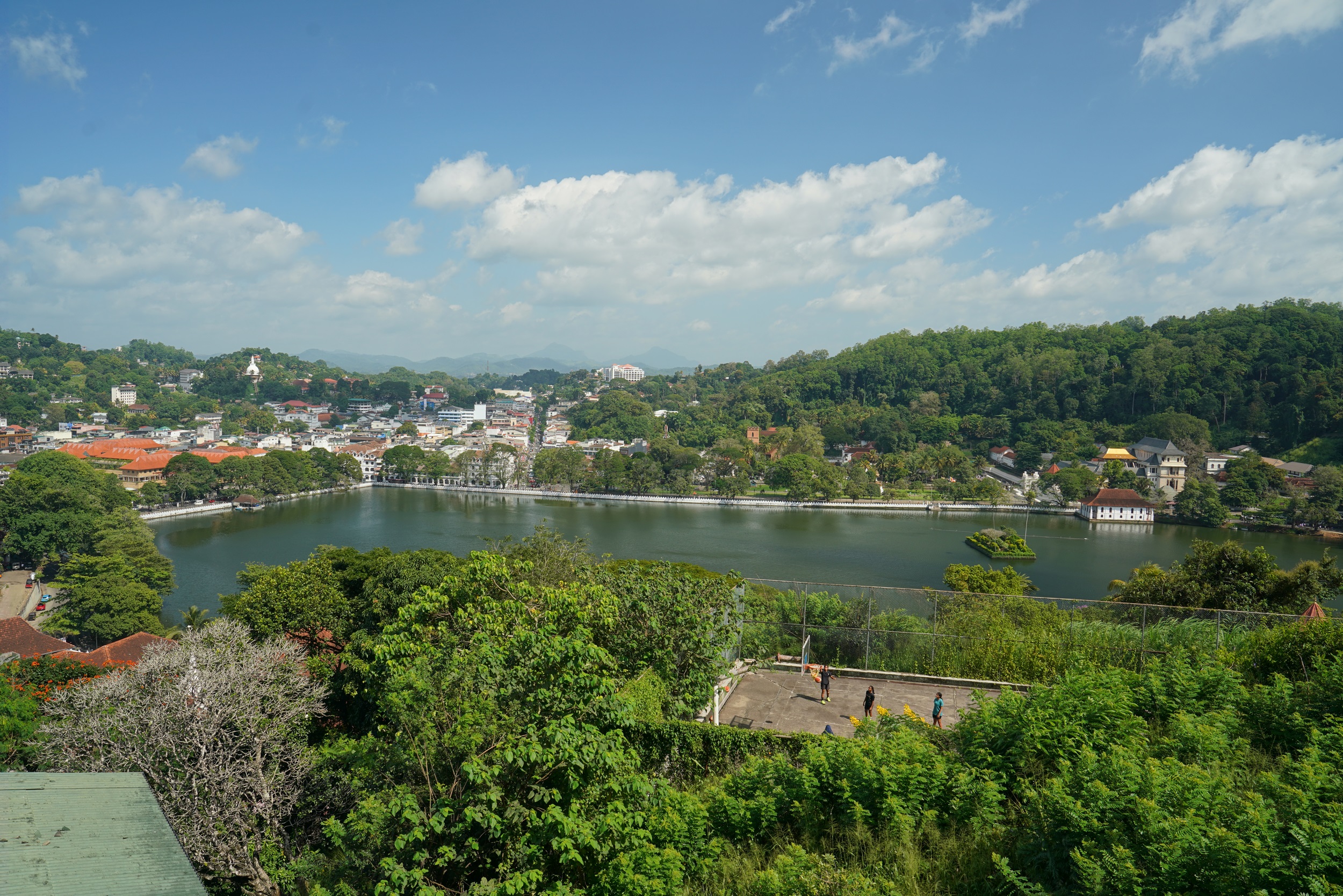 Blick von der Anderen Seite des Sees auf Kandy und den Zahntempel