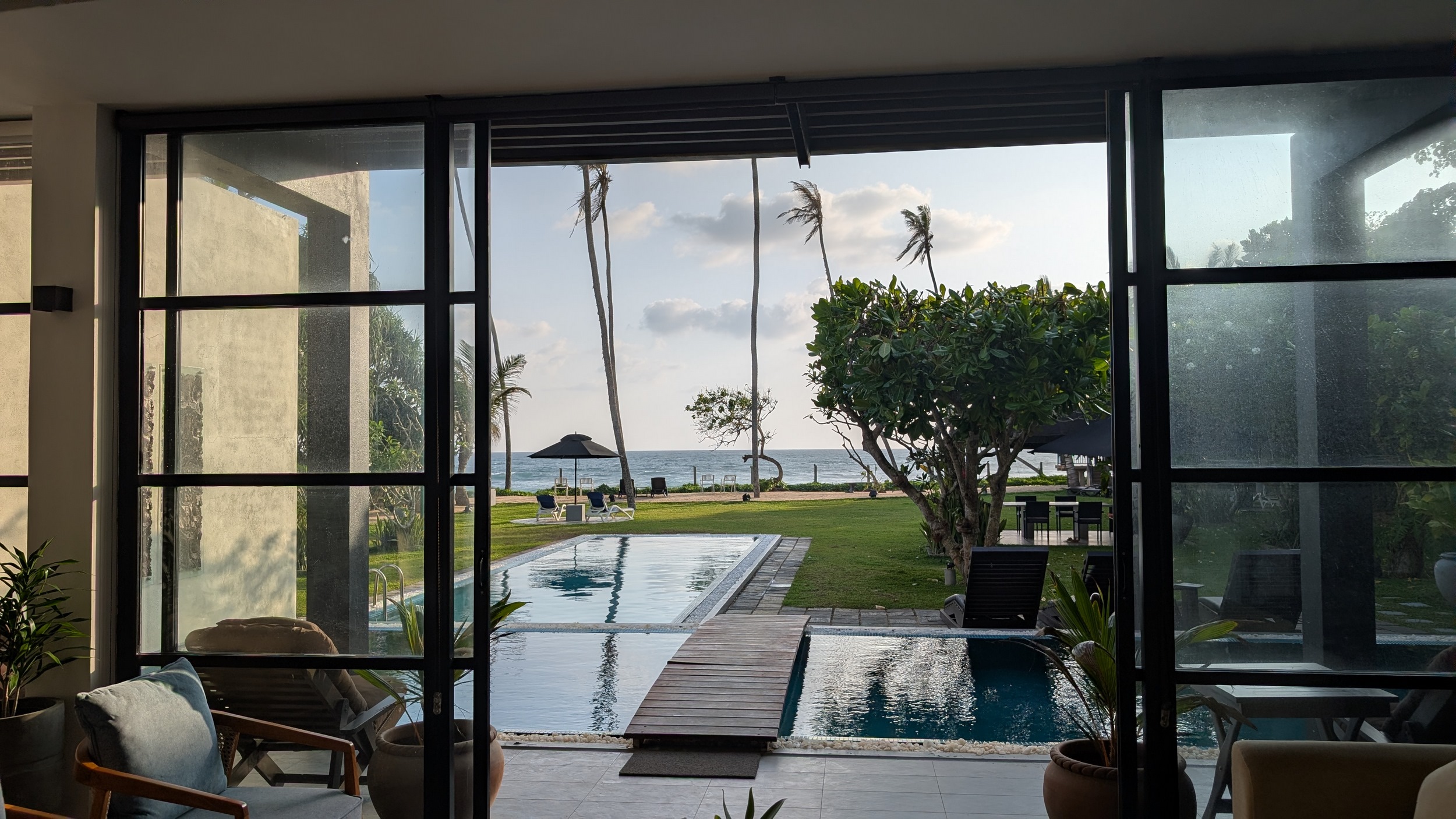 Blick über den Hotelgarten zum indischen Ozean