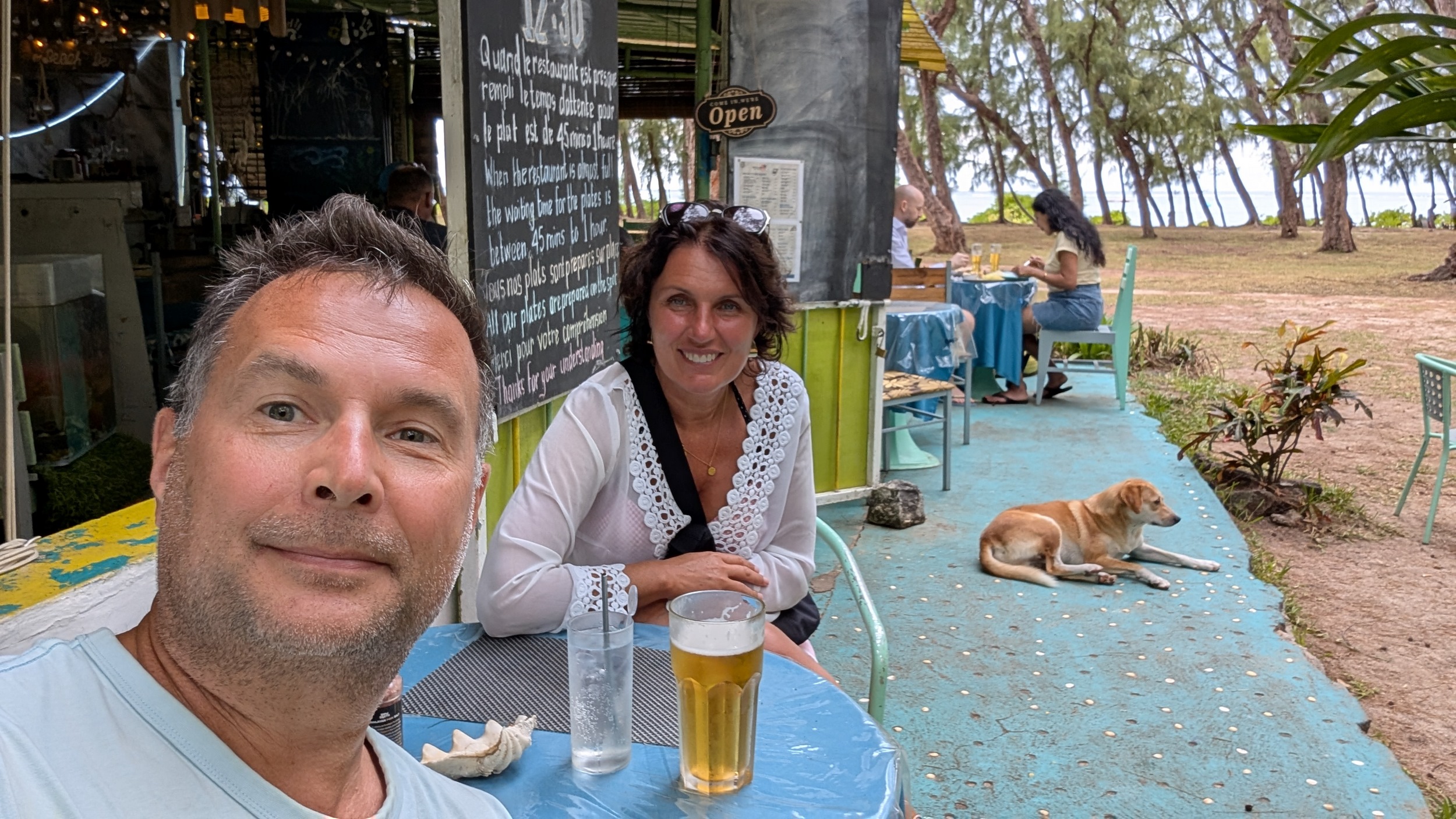 Bier und Snacks in der