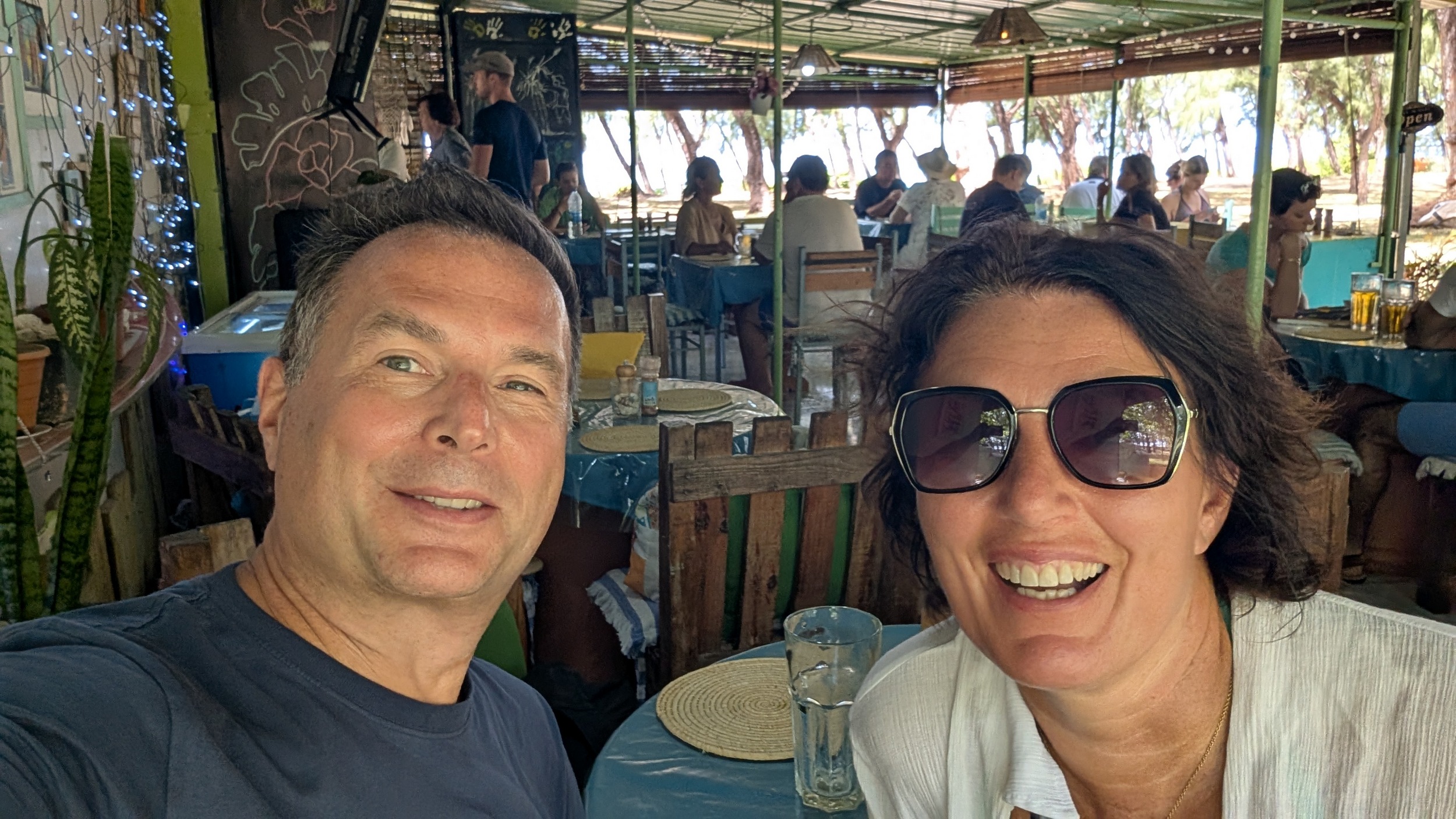 Mittagessen in der Strandbar nebenan