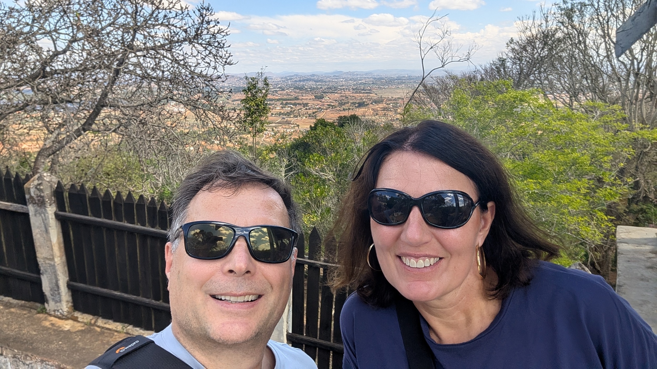 Selfie des Tages auf dem blauen Hügel mit Antananarivo im Hintergrund