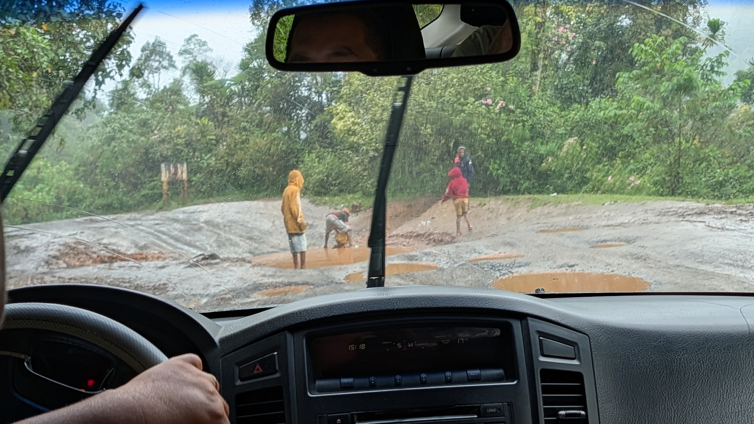 Das war das beindruckendste Schlagloch, ein paar Kilometer zuvor war es die beste Strasse auf der bisherigen Reise