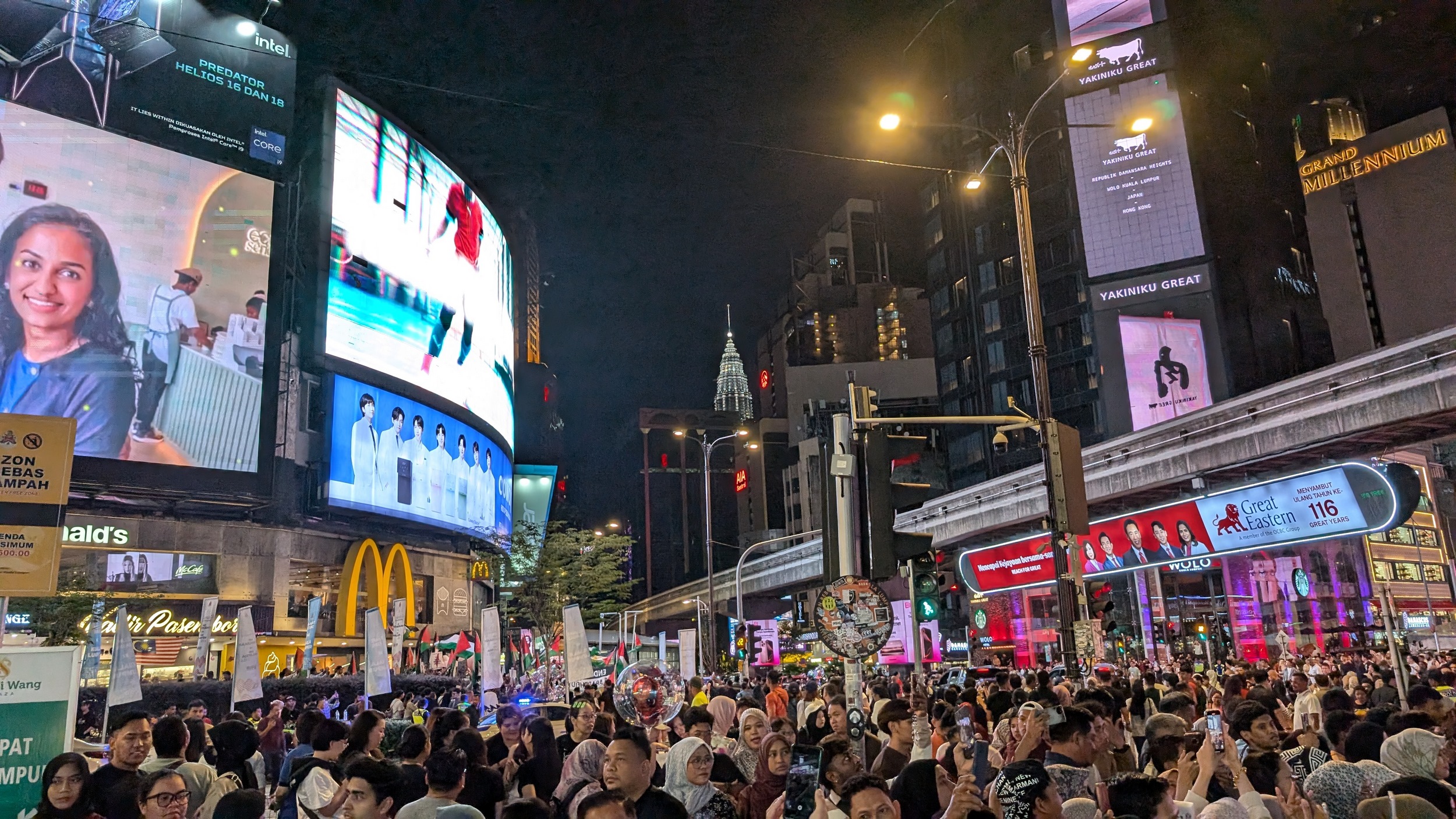 Lifemusik und Menschenmassen auf der Strasse