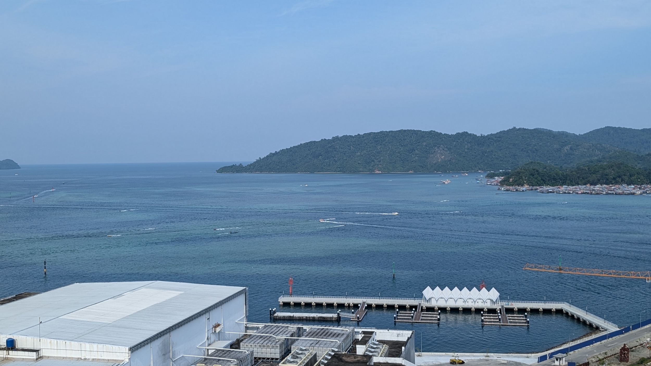 Ausblick beim Frühstück auf die Wassertaxis und die Insel Pulau Gaya