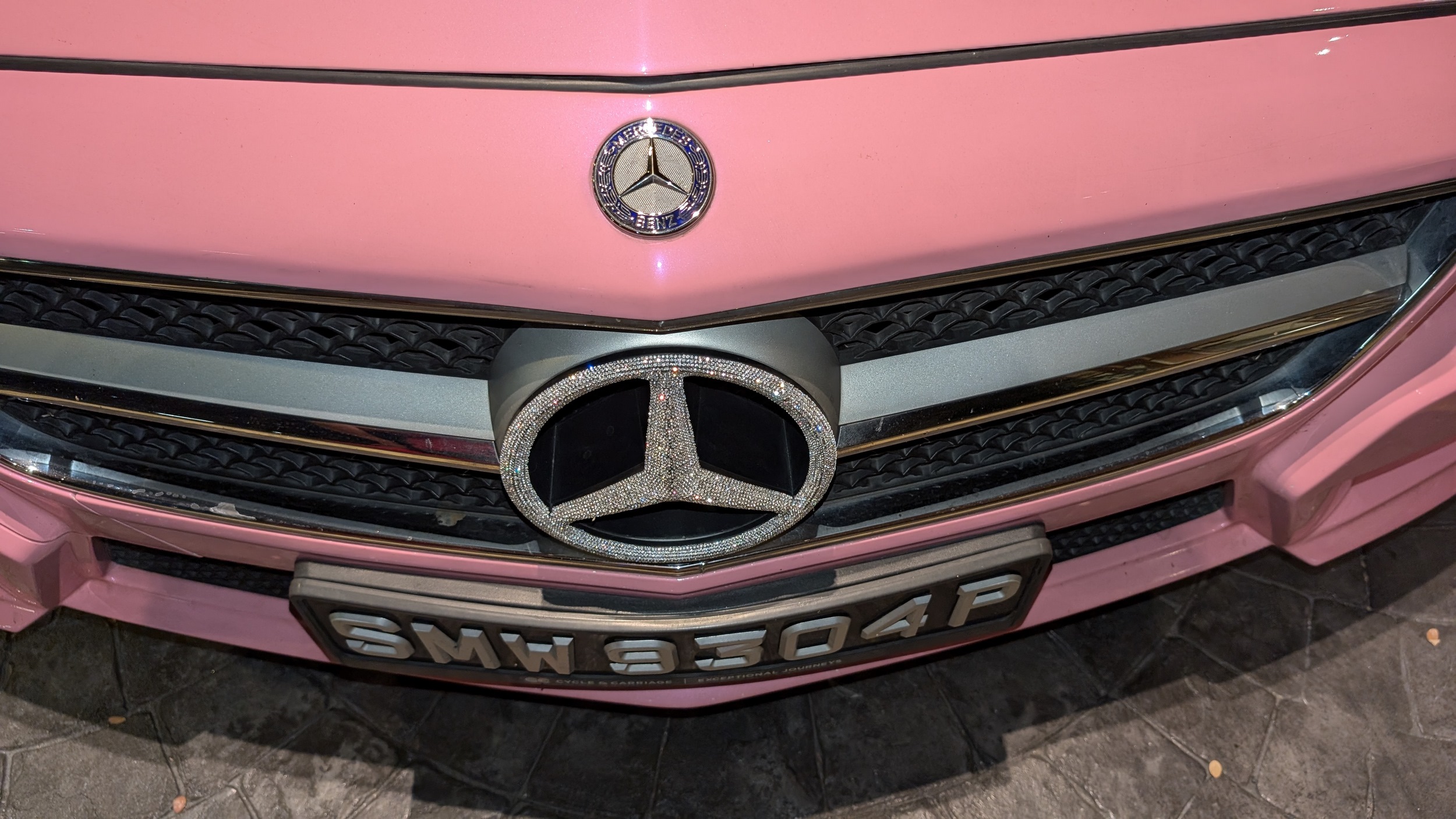 Kontrastprogramm zum Morgen, pinker bling bling Mercedes vor dem hotel