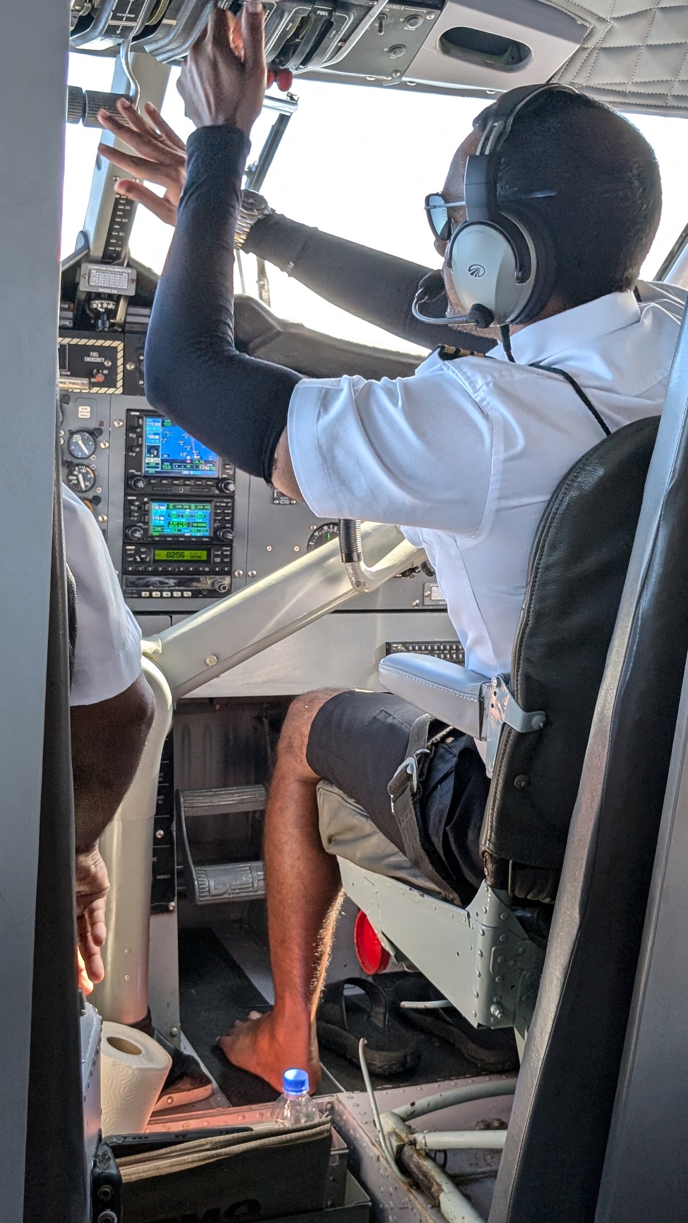 Der Pilot fliegt Barfuss