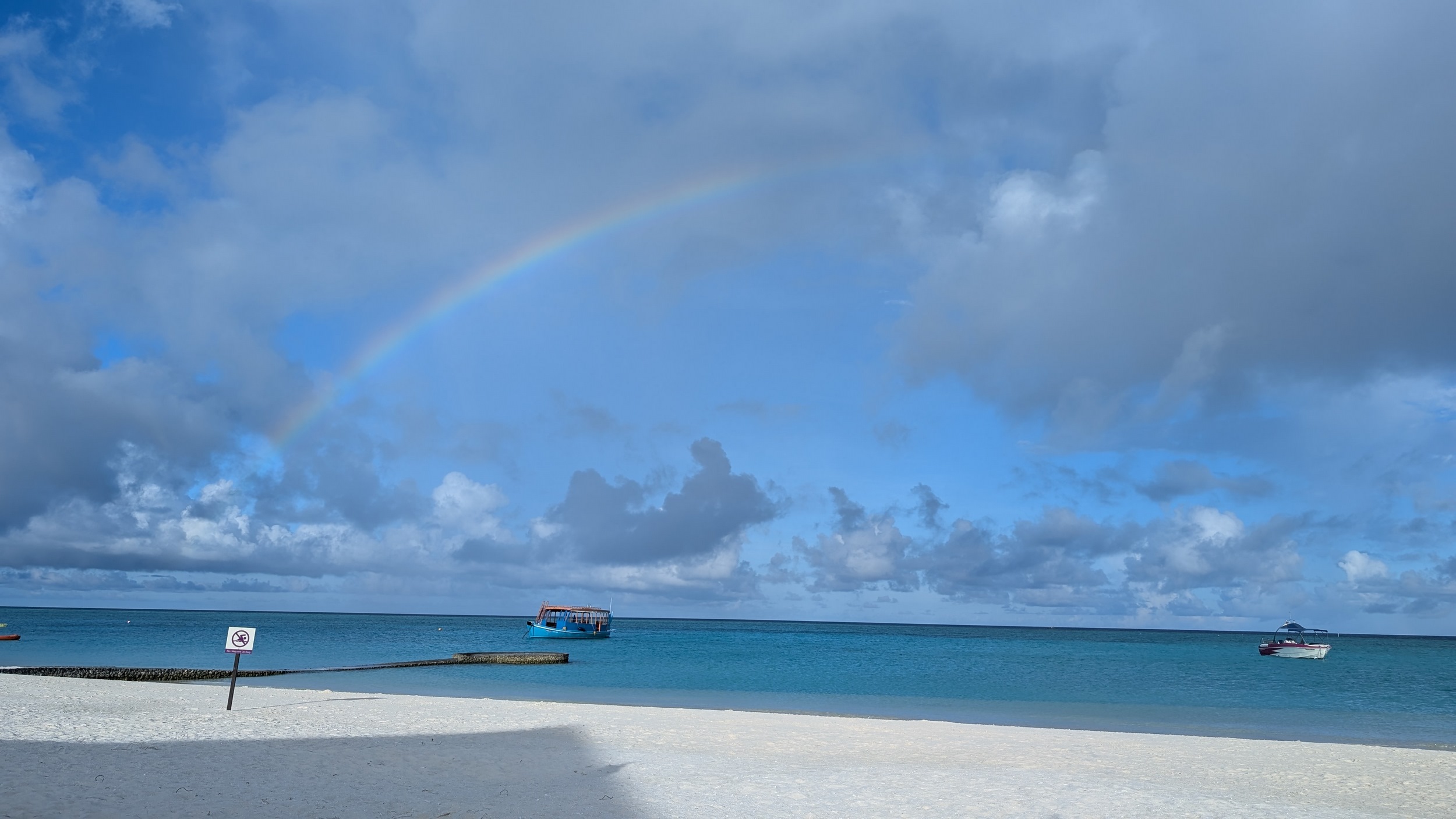 Regenbogen über dem Strand
