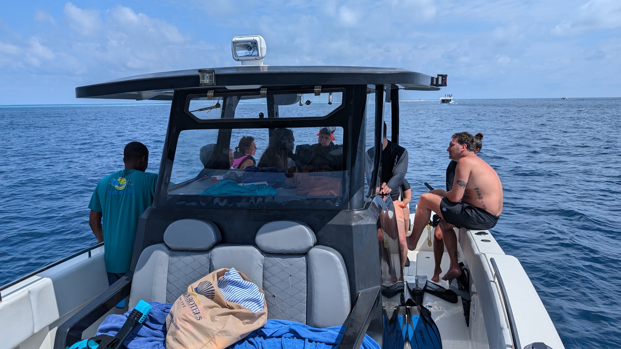 Mit dem Boot unterwegs zum Nachbaratoll