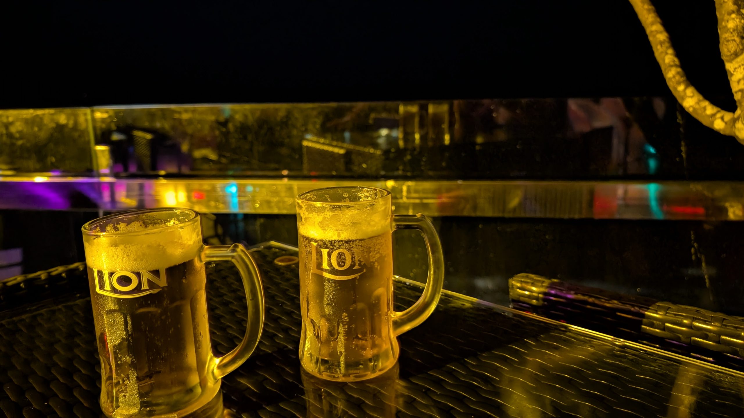 Erstes Lion Lager auf der Rooftop Bar