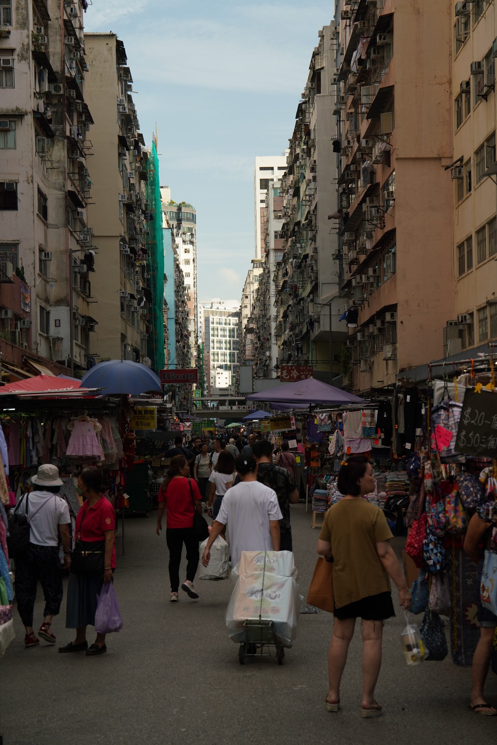 Street Market, aber auch dei Klimageräte an den Aussenwänden sind beeindruckend
