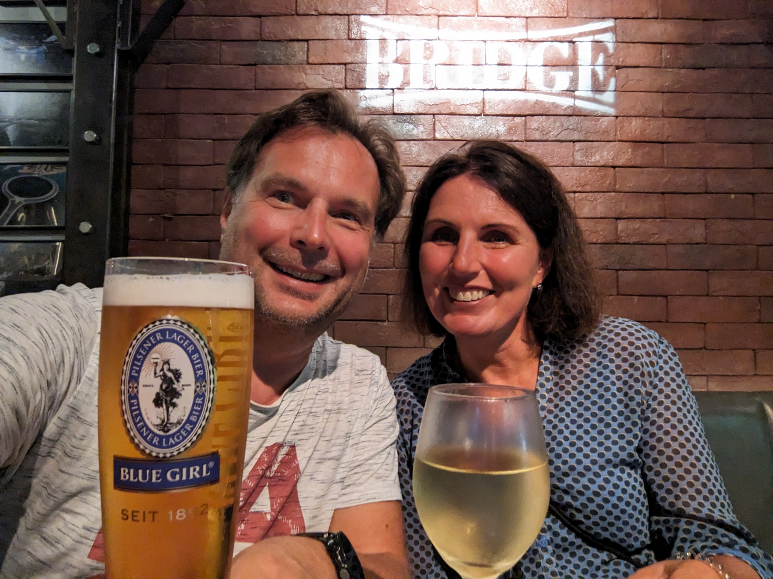 Selfie des Tages - zwei blaue Mädchen, die eine im Kleid und die andere im Glas