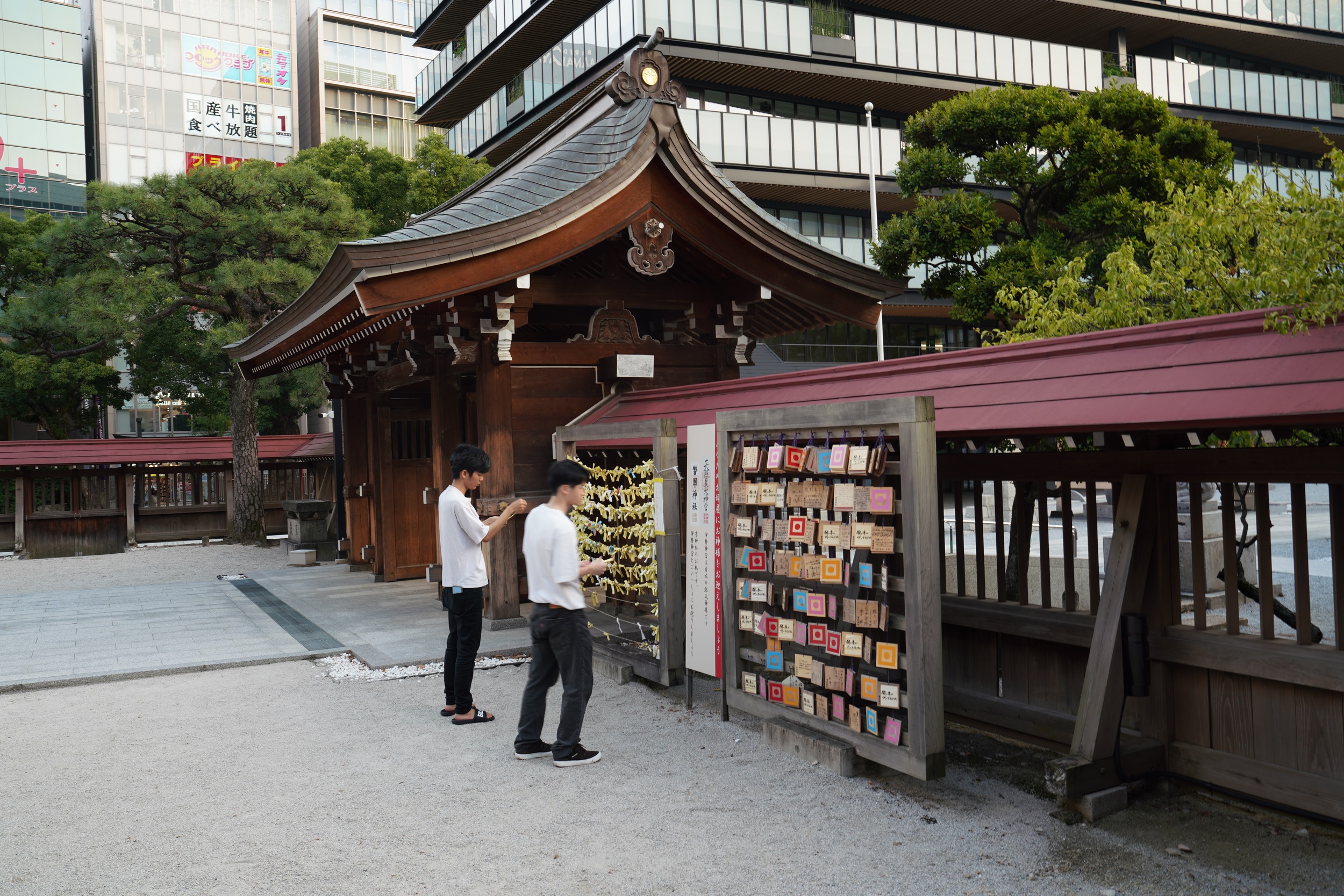 Wie bei einer Lotterie kann man am Schrein Zettel ziehen, wenn darauf schlechte Wünsche stehen bindet man diese an der Tafel fest.