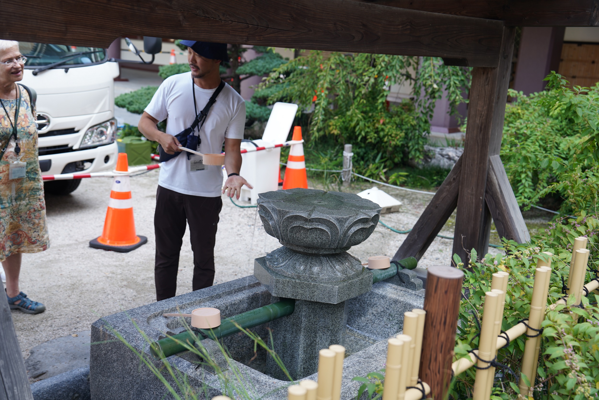 Reinigungsritual vor dem Besuch des Tochoji Tempel