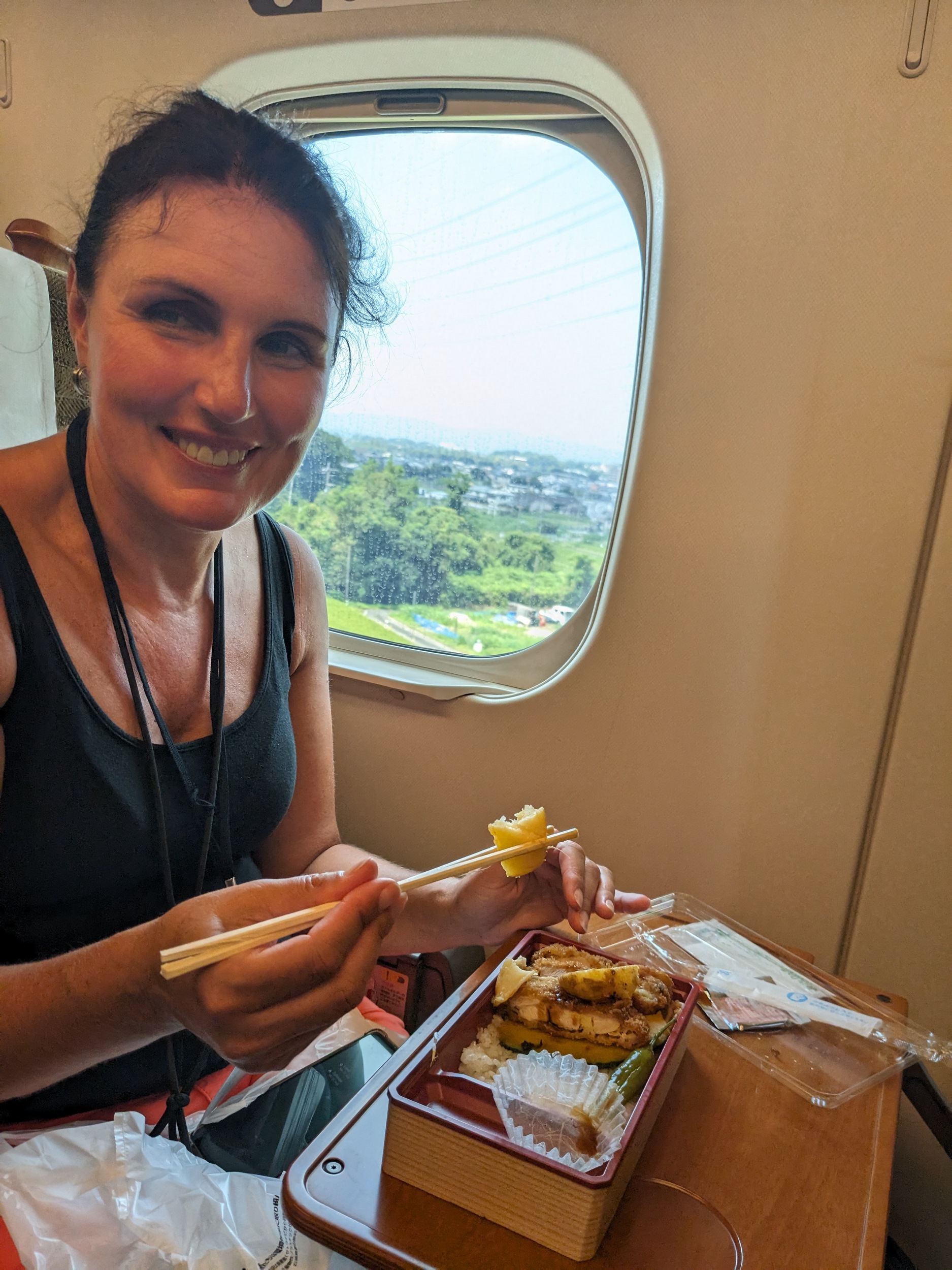 Eva isst im Shinkansen ihre Bentobox