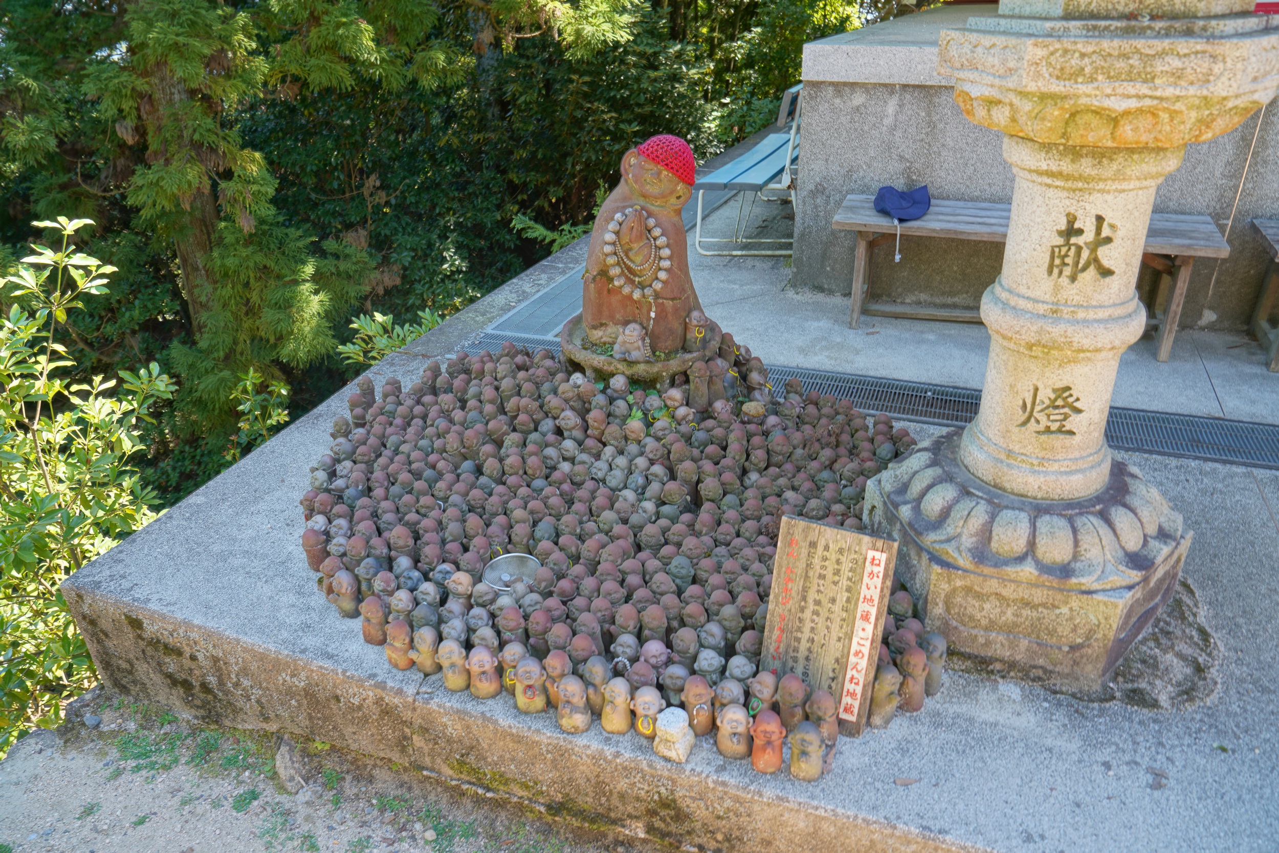 Kleine Statuen zur Erinnerung an tote Kinder