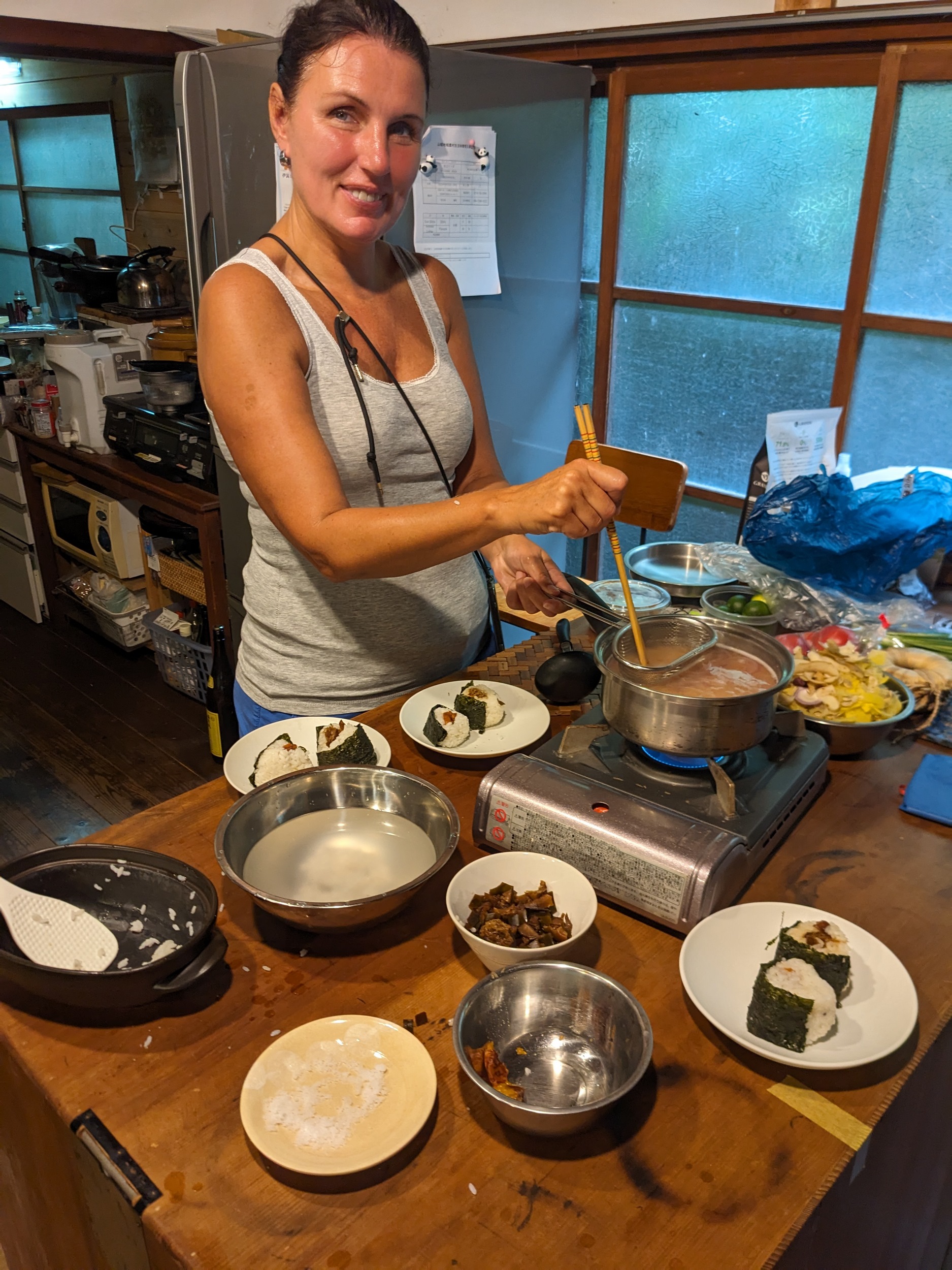 Eva kocht Misosuppe, die mag sie ja so gerne