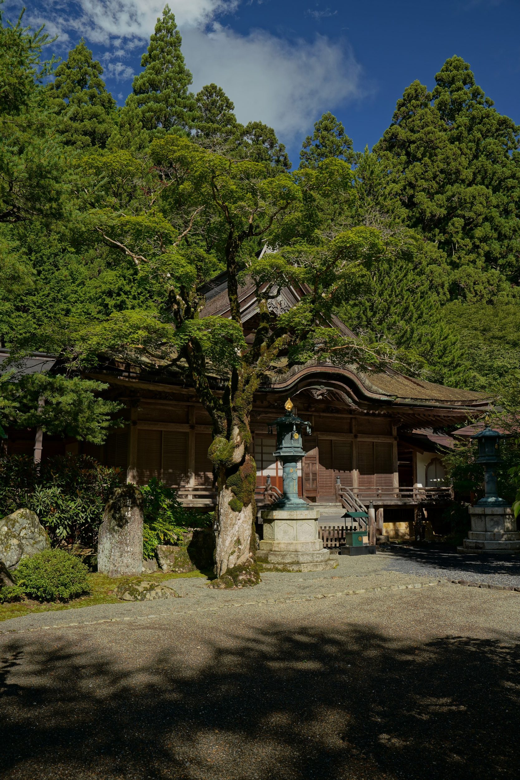 Links daneben der dazugehörige Tempel für die Morgenandacht