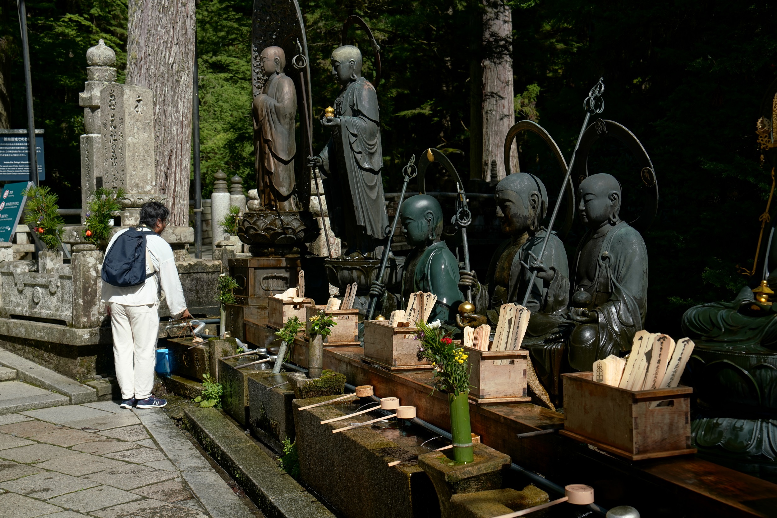Die Buddahs müsen gewaschen werden weil sie sich unser Leid auftragen und deshalb schwitzen