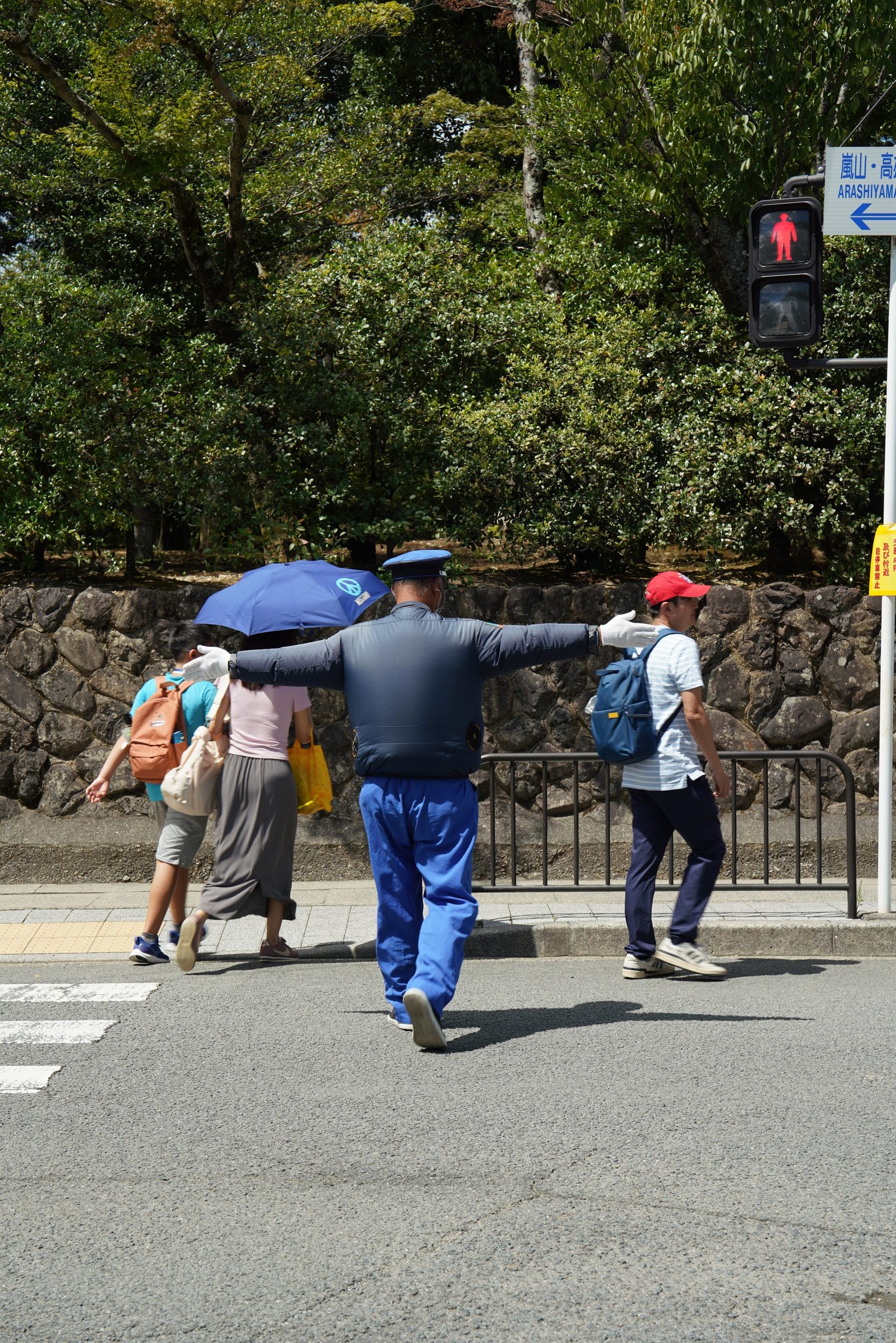 Verkehrskadett mit Bluson mit eingebautem Lüftern, für die Erfrischung und den Michelin-Männchen Effekt