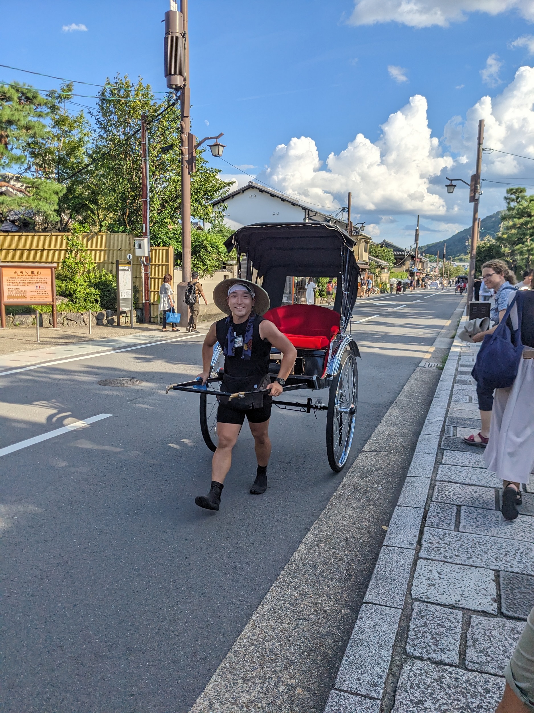 Der Rikschamann war noch gut drauf, vielleicht wegen der Leerfahrt in den Feierabend
