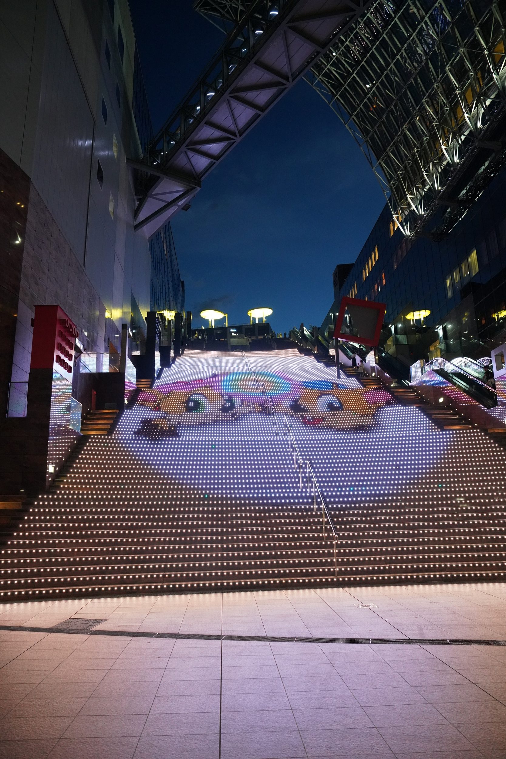 Treppe im Kyoto Hauptbahnhof mit Lichtspielen