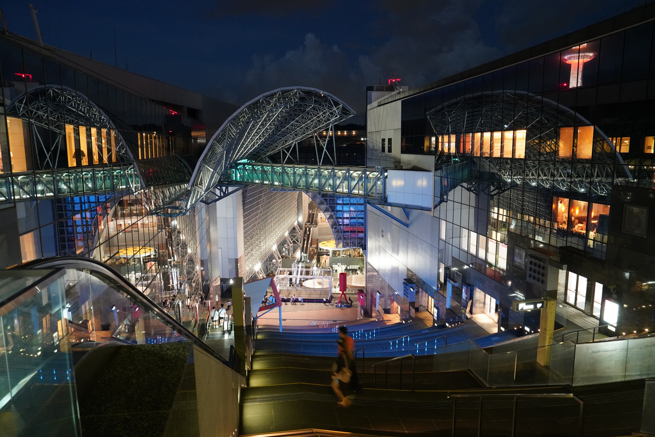 Blick von oben in den Bahnhof
