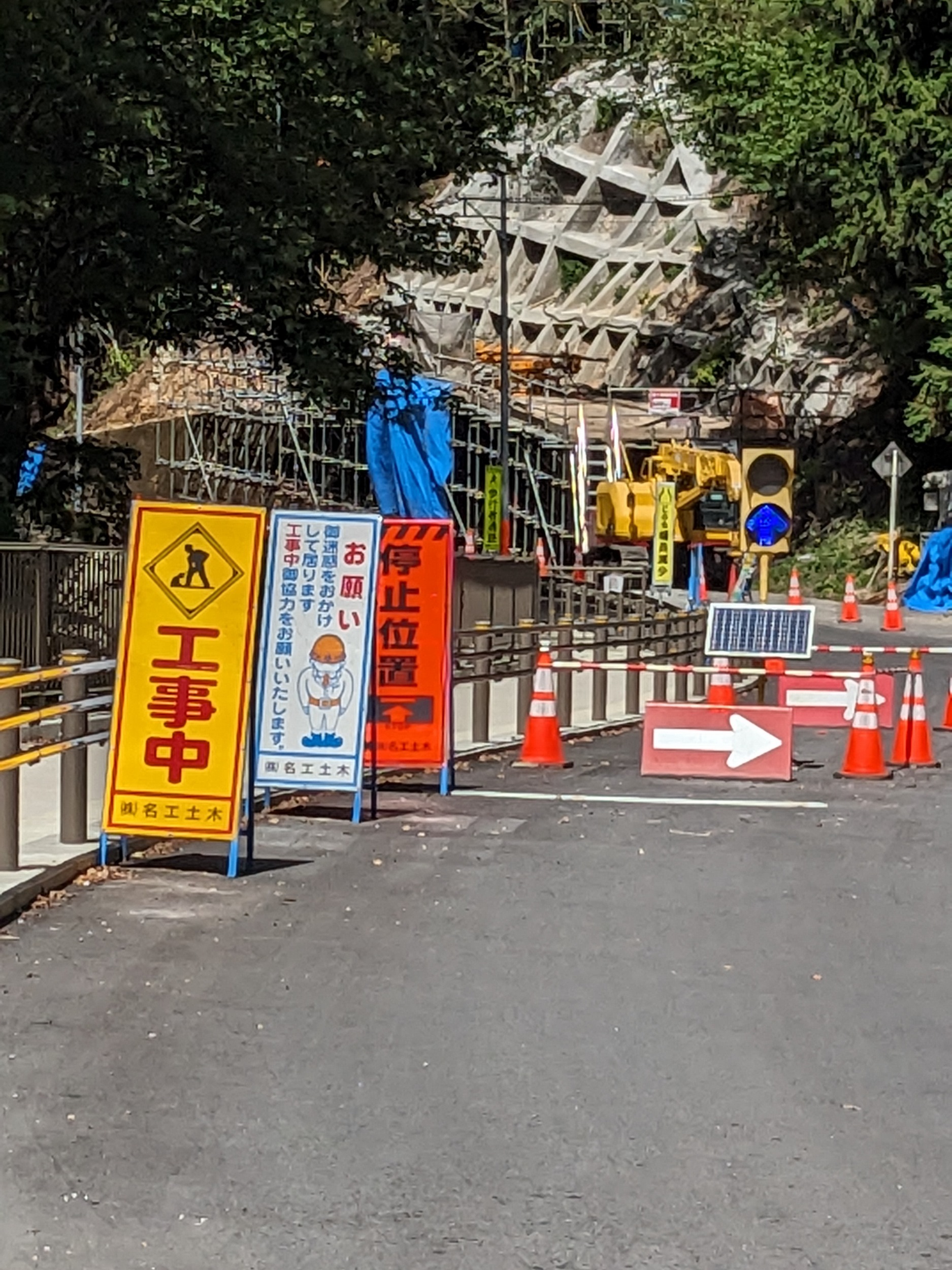 Umleitung auch für Wanderer, blauer Pfeil bei freier Fahrt und der devote Bauarbeiter sind bemerkenswert