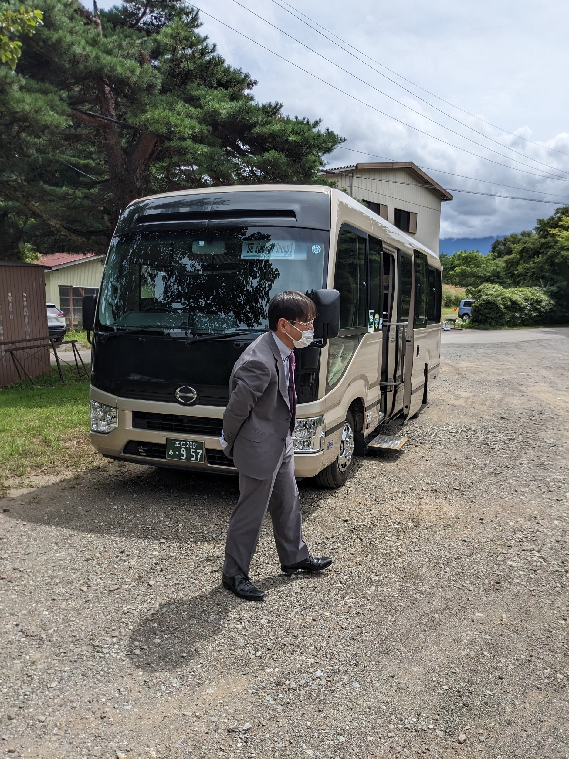 Unser Busfahrer, mit Anzug, Krawatte und polierten Schuhen