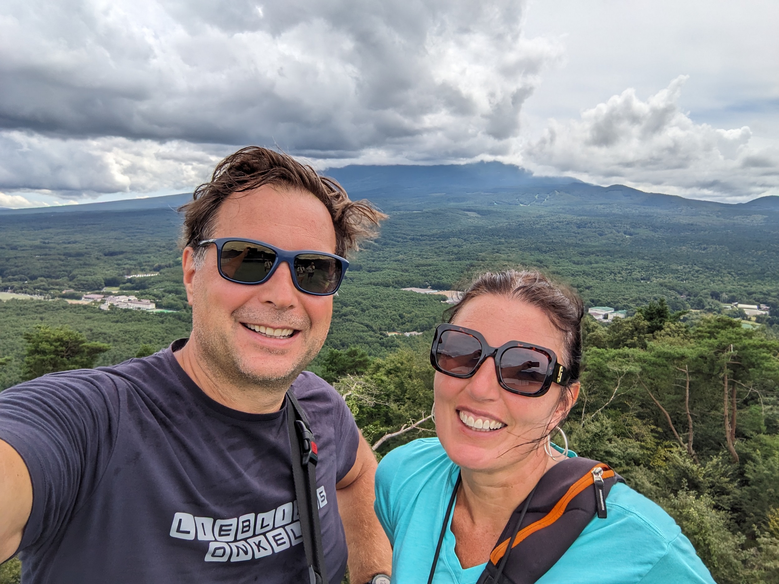 Selfie des Tages, im Hintergund die Wolken die den Fuji verdecken