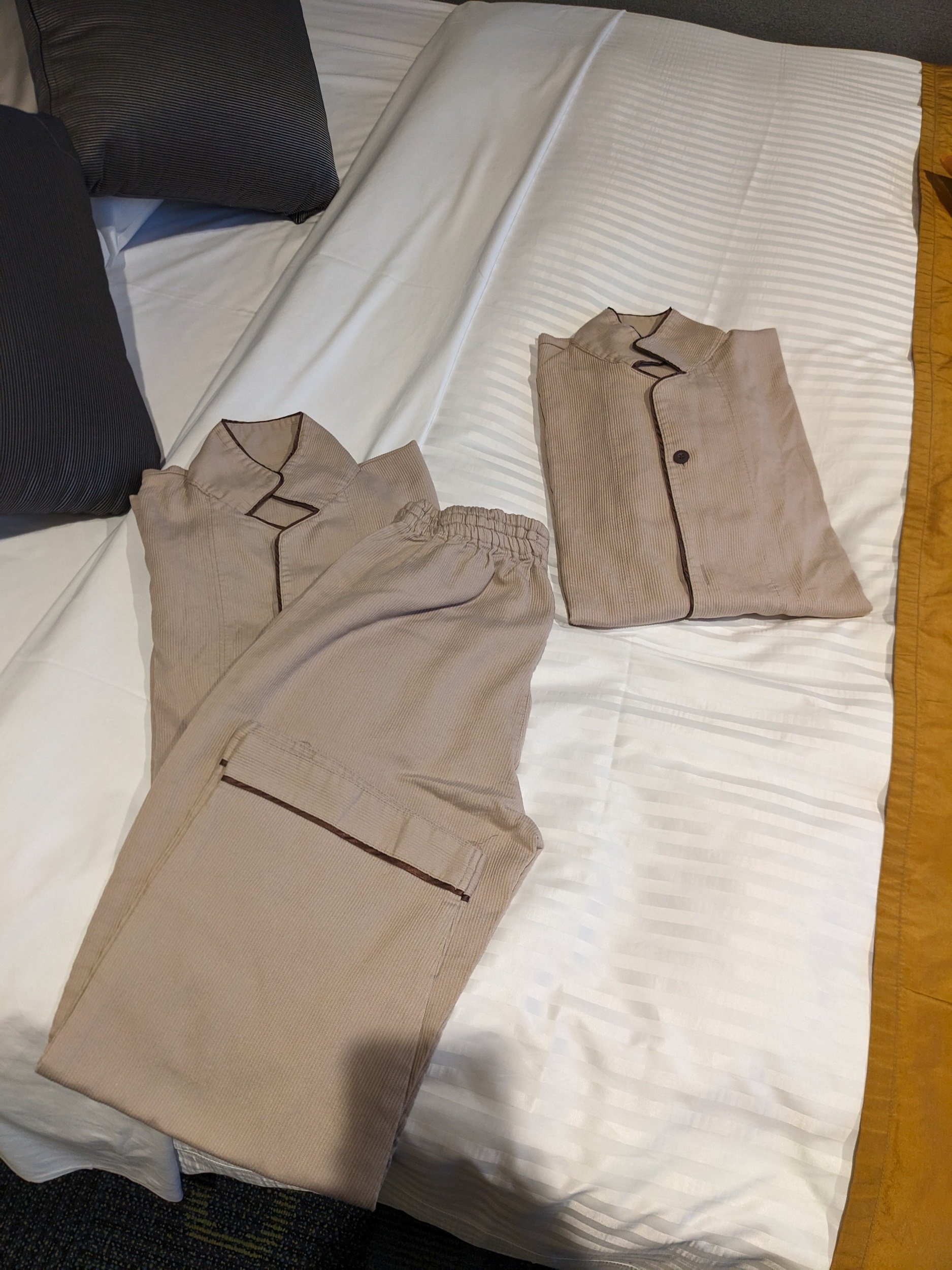 Angekommen im Hotel in Tokyo, Schlafanzug vom Haus