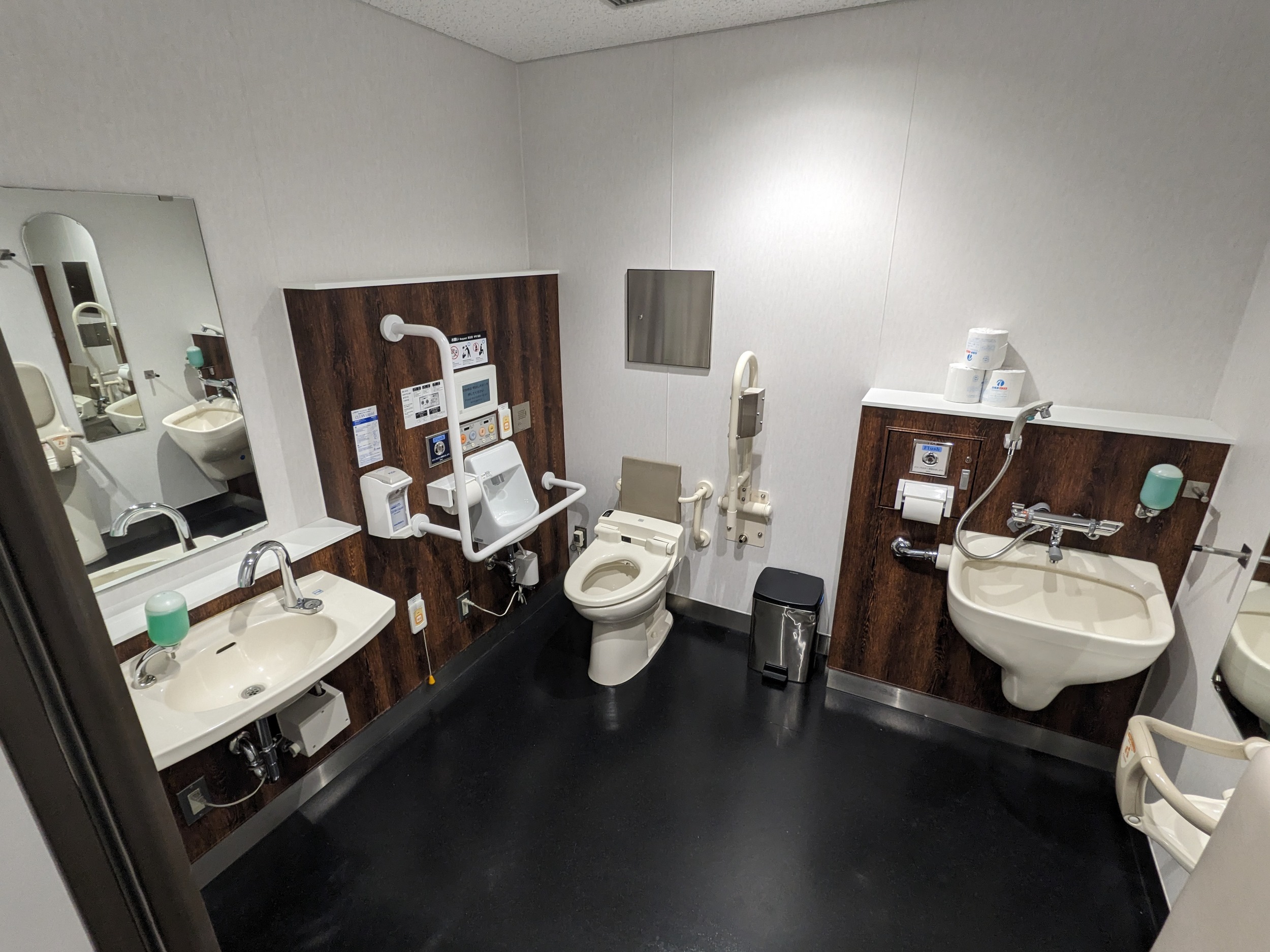 Das musste ich dokumentieren, die Behinderten Toilette, allerdings kombiniert mit dem Wickelraum