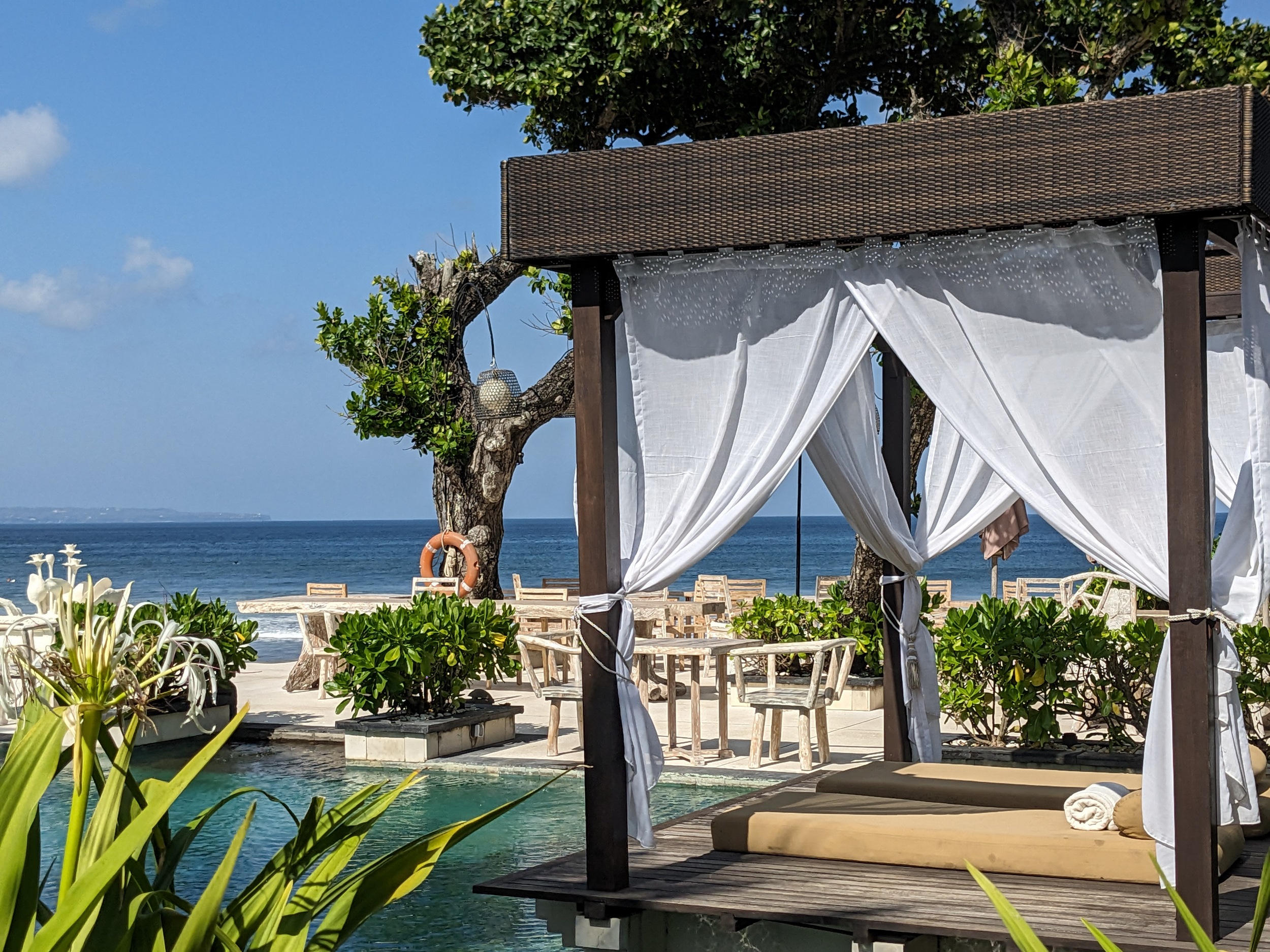 Hotelgarten und Blick aufs Meer