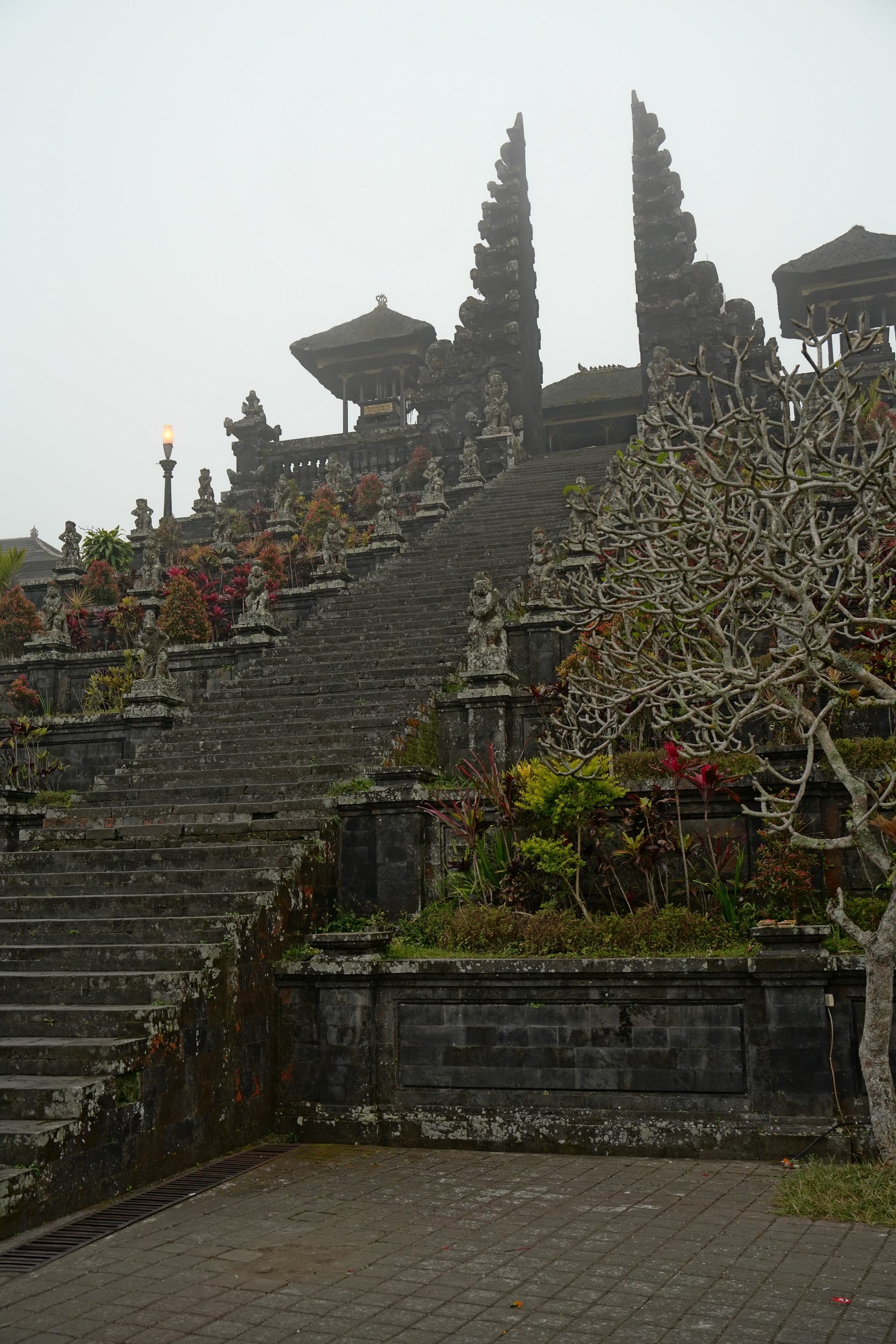 Besakih, blick durch den Nebel auf den Tempel ohne Vulkan