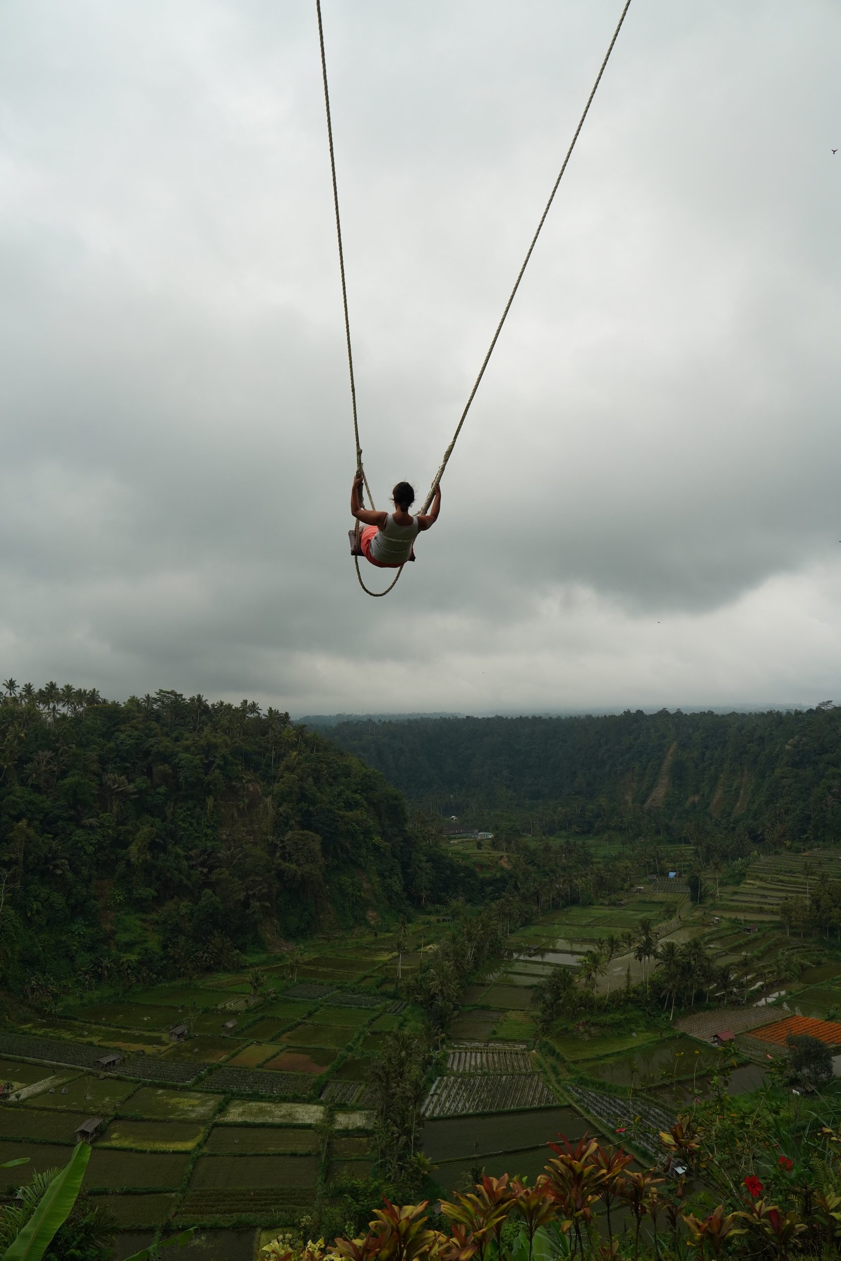Eva schaukelt todesmutig darüber