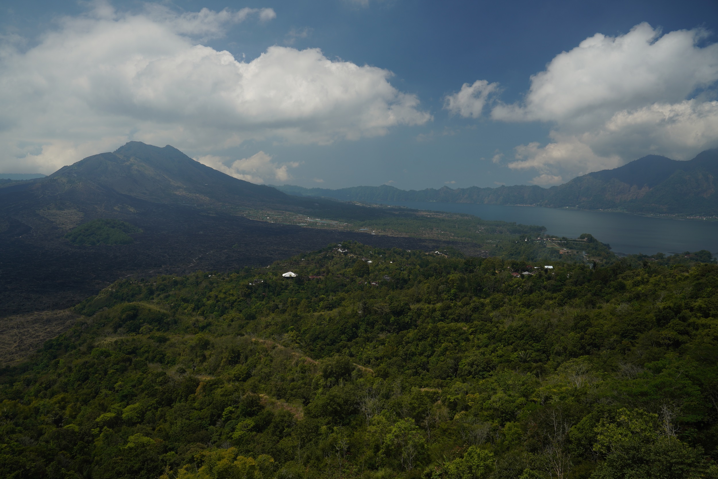 Caldera vom Geopark mit Bator, See und Berg