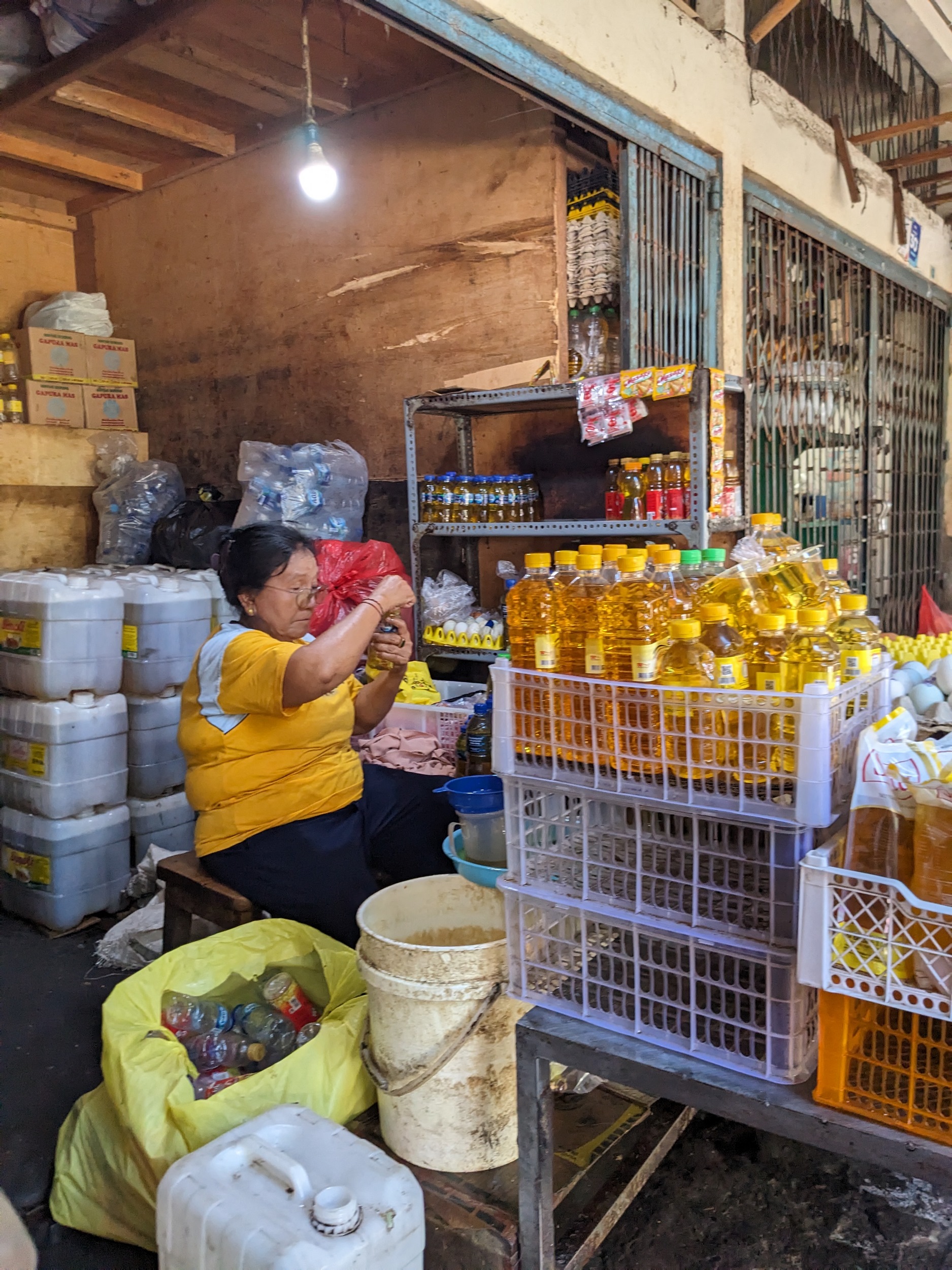 Die Dame hat aus dem