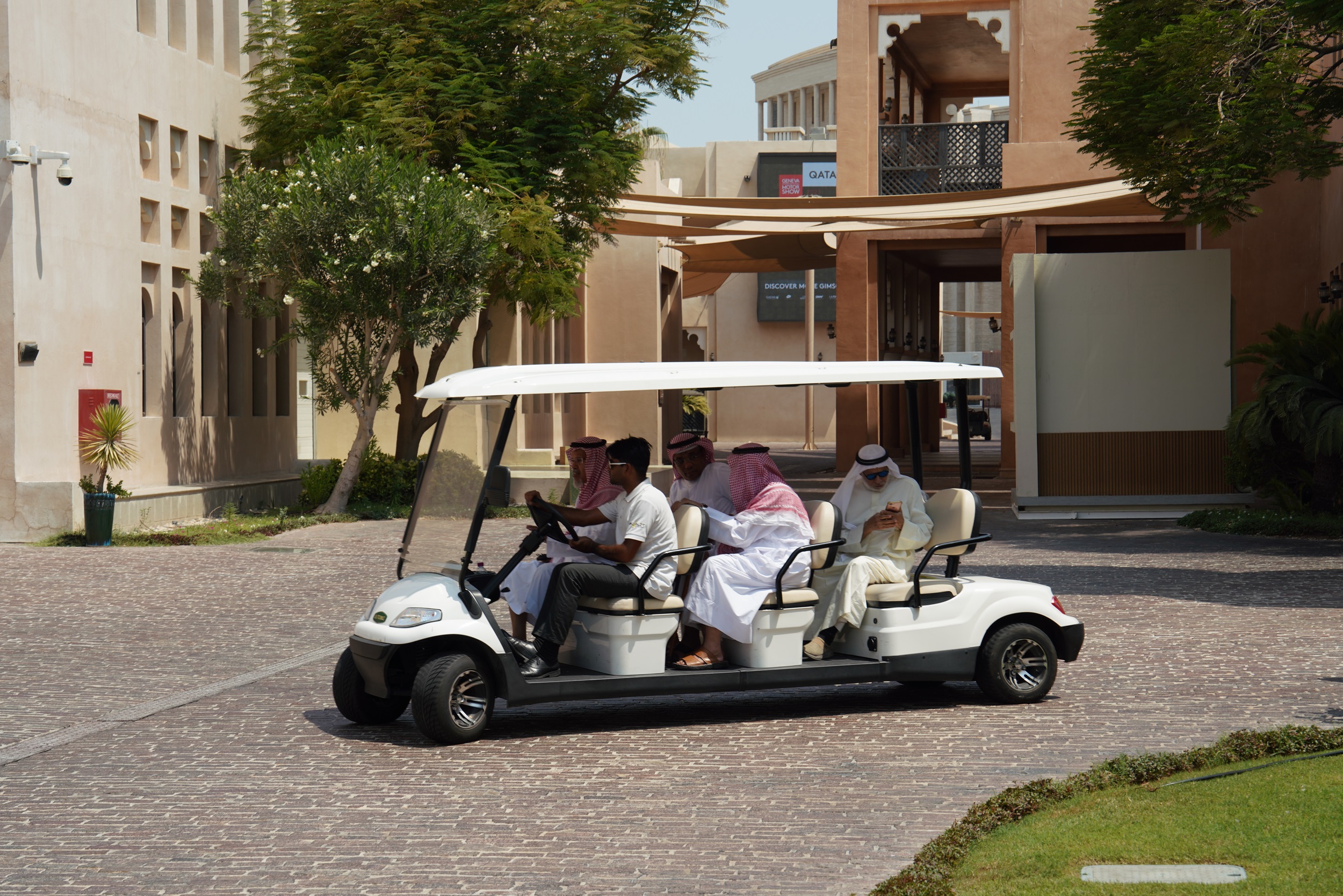 Man lässt sich fahren, auch wenn es nur wenige Meter sind, es ist schliesslich heiß