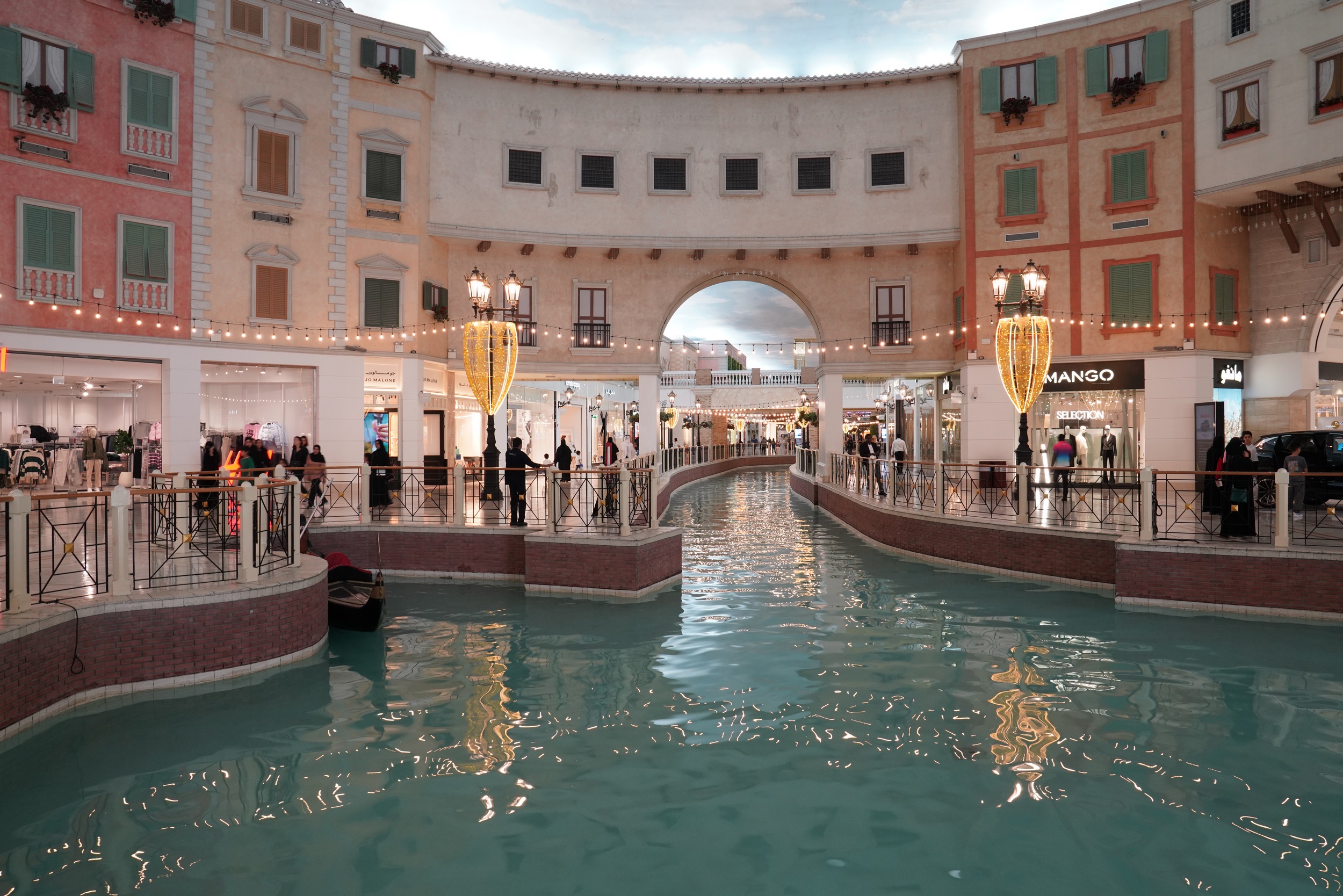 Vellagio Mall, alles Illusion, der Himmel unter dem Dach, der Kanal mit künstlichen Wellen und die Fassade der Häuser