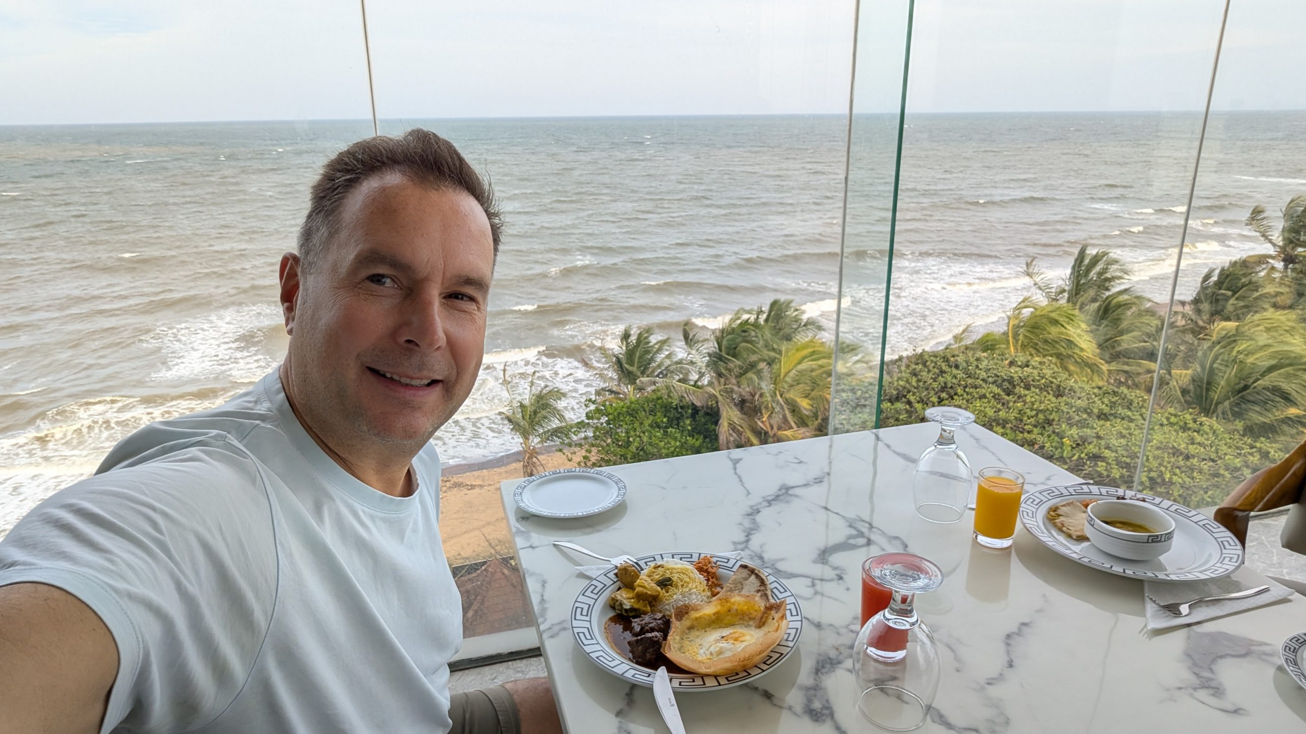Negombo, Frühstück in der 6. Etage mit Currys und BLick aufs Meer