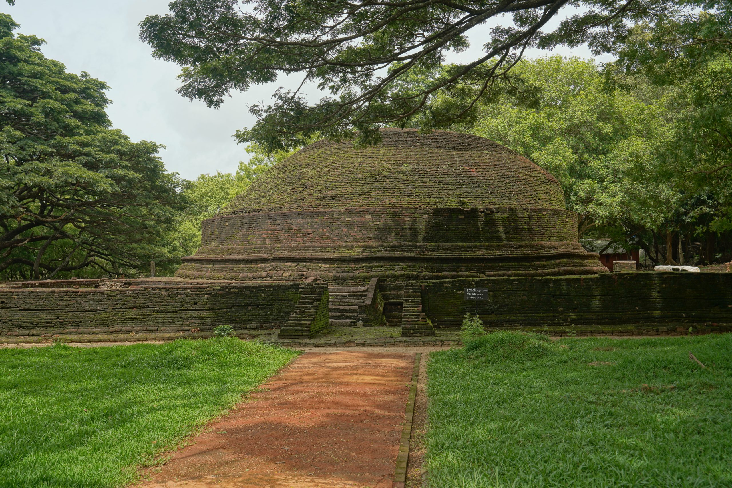 Uralte Dagaba vor dem Tempel