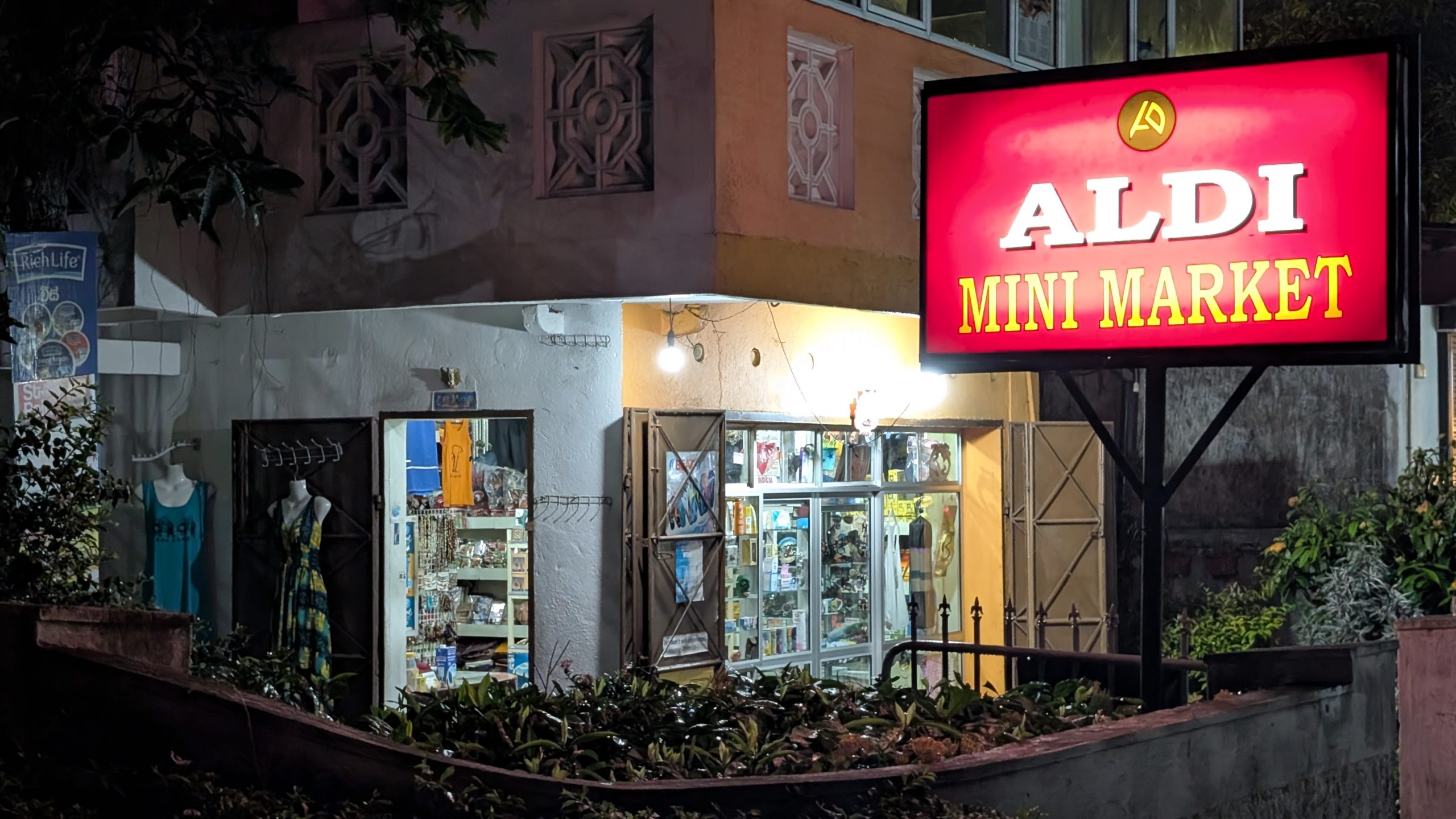 Aldi Markt in Downtown Mirissa
